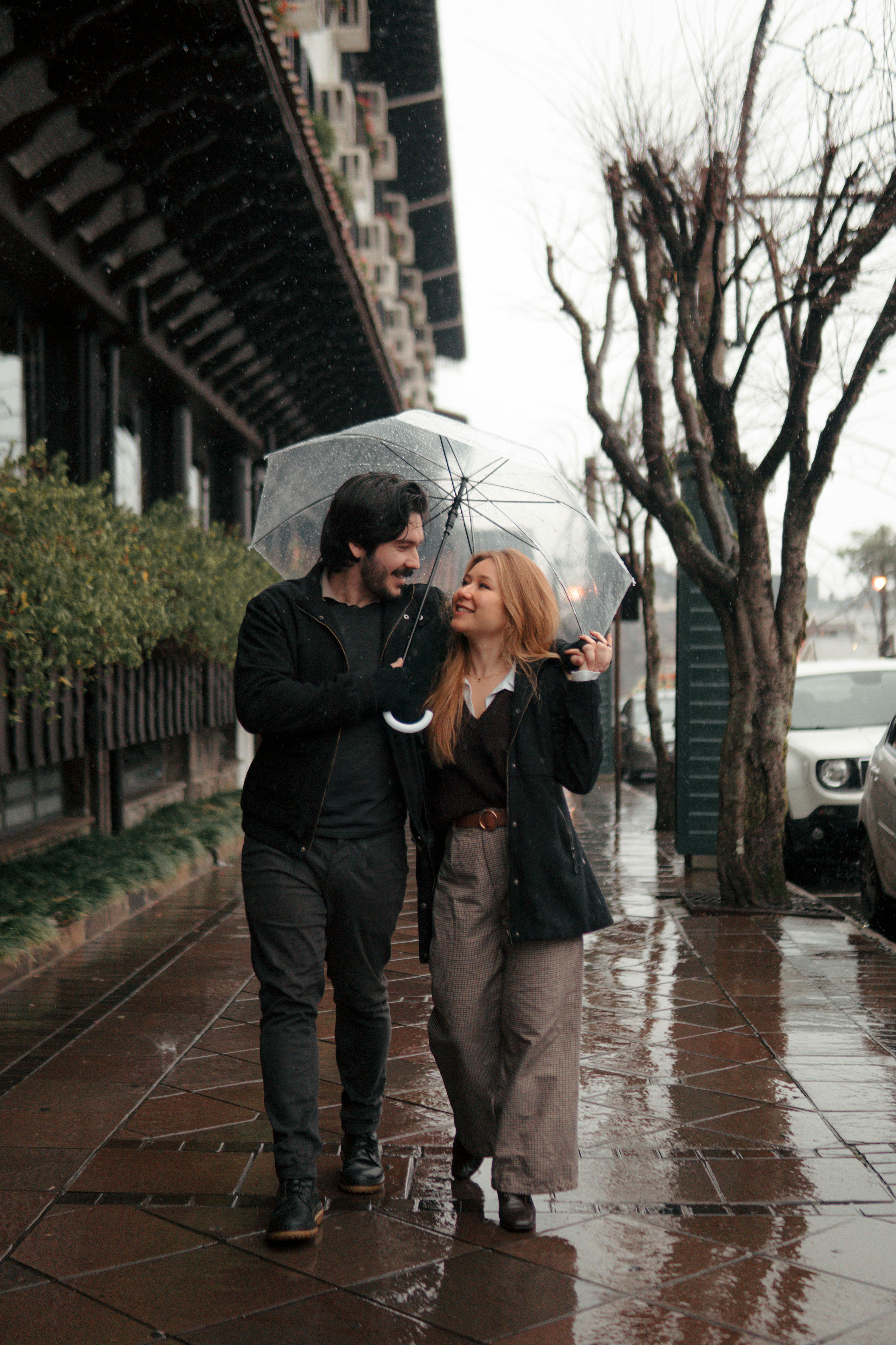 A couple walking in the rain | Source: Pexels