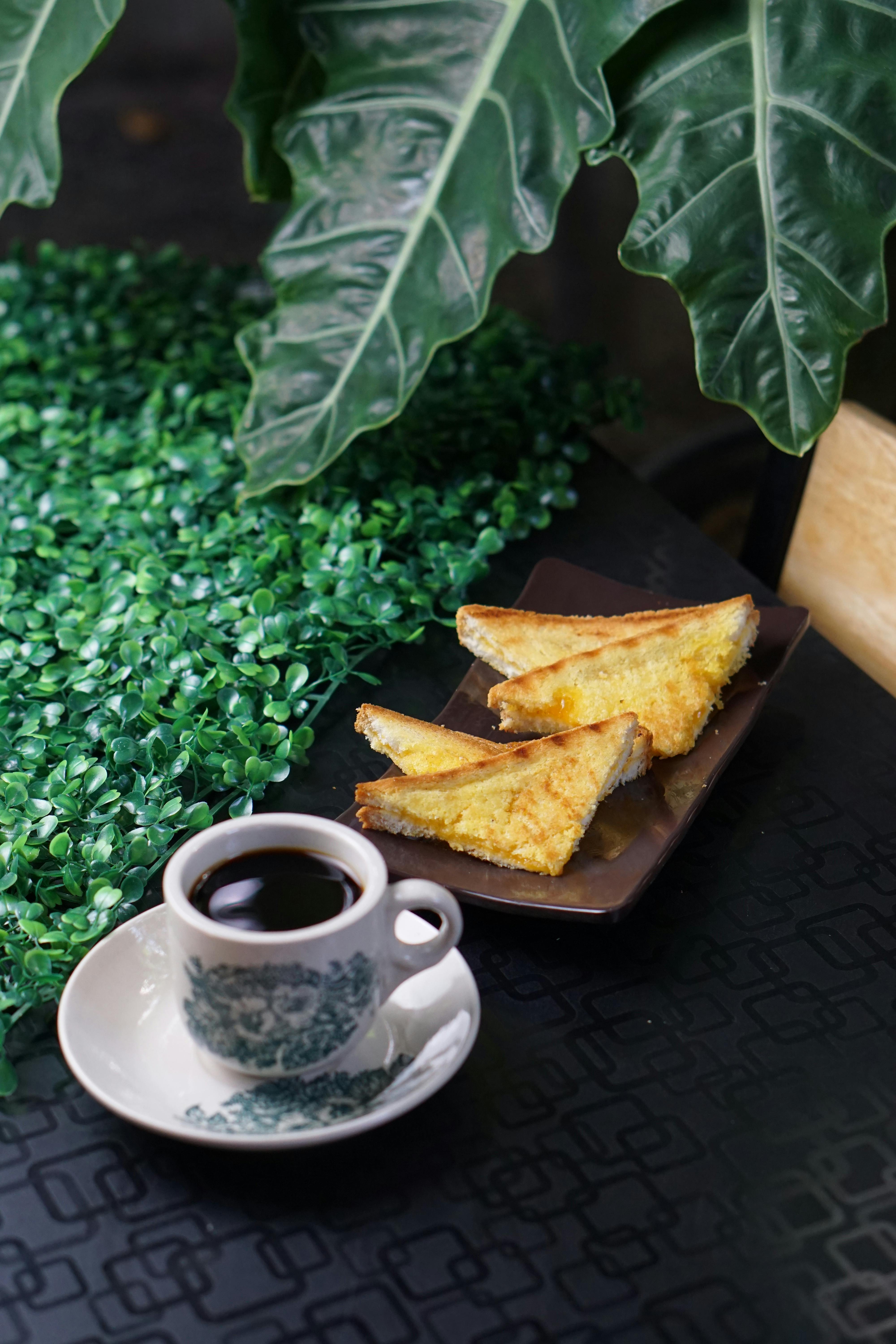 Buttered toast and a cup of tea | Source: Pexels