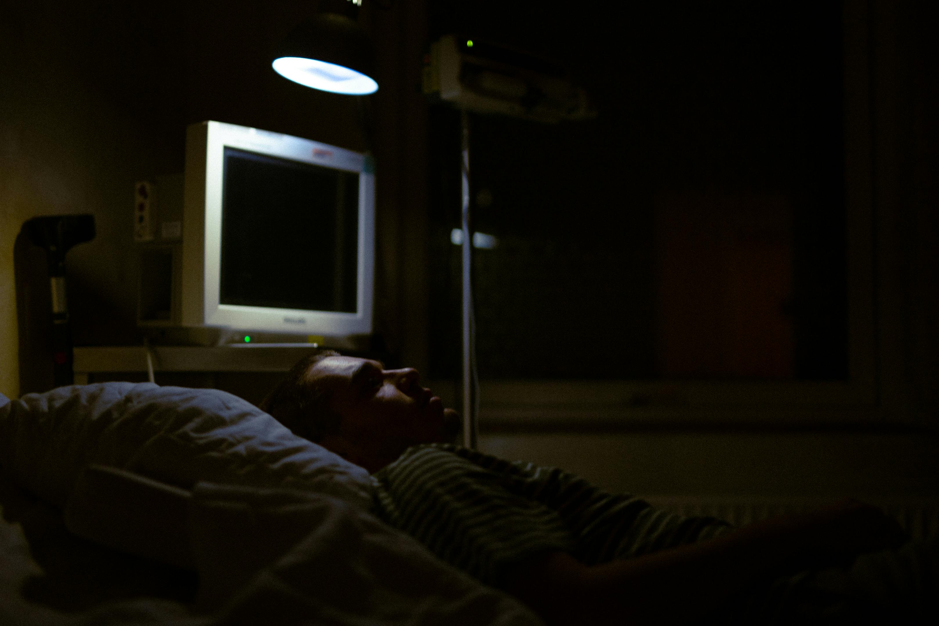 A man lying in a hospital bed | Source: Pexels