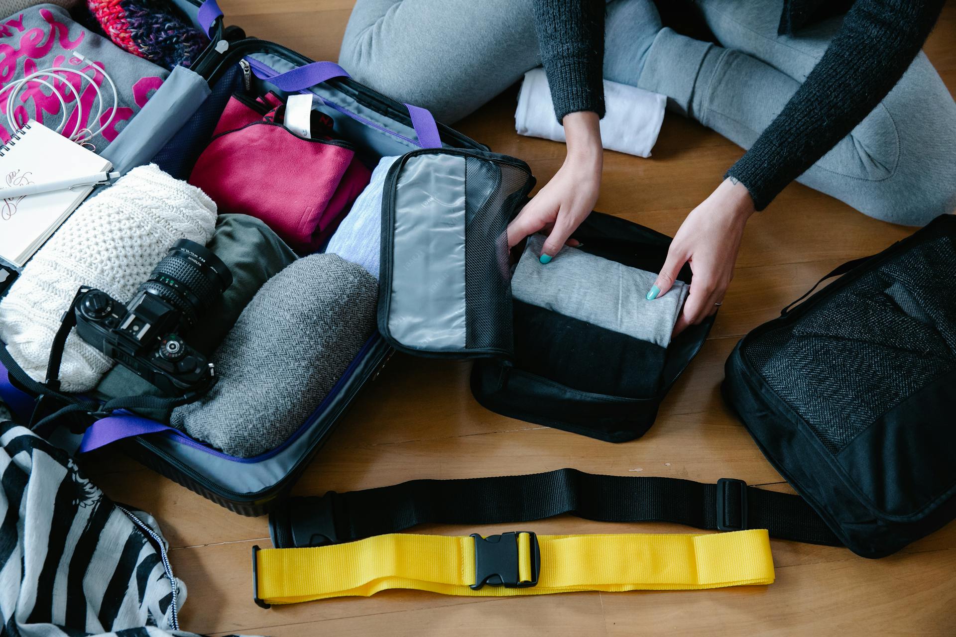 A woman packing clothes | Source: Pexels