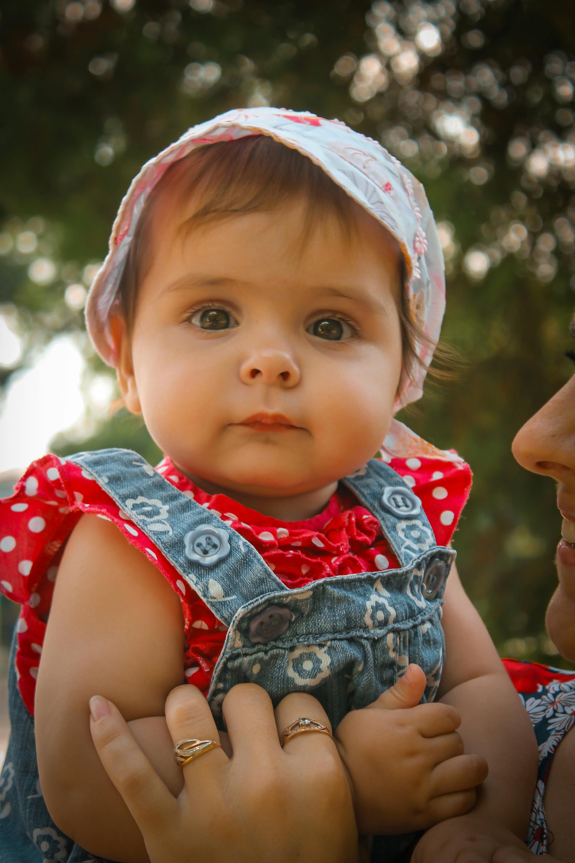 A woman holding a baby | Source: Pexels