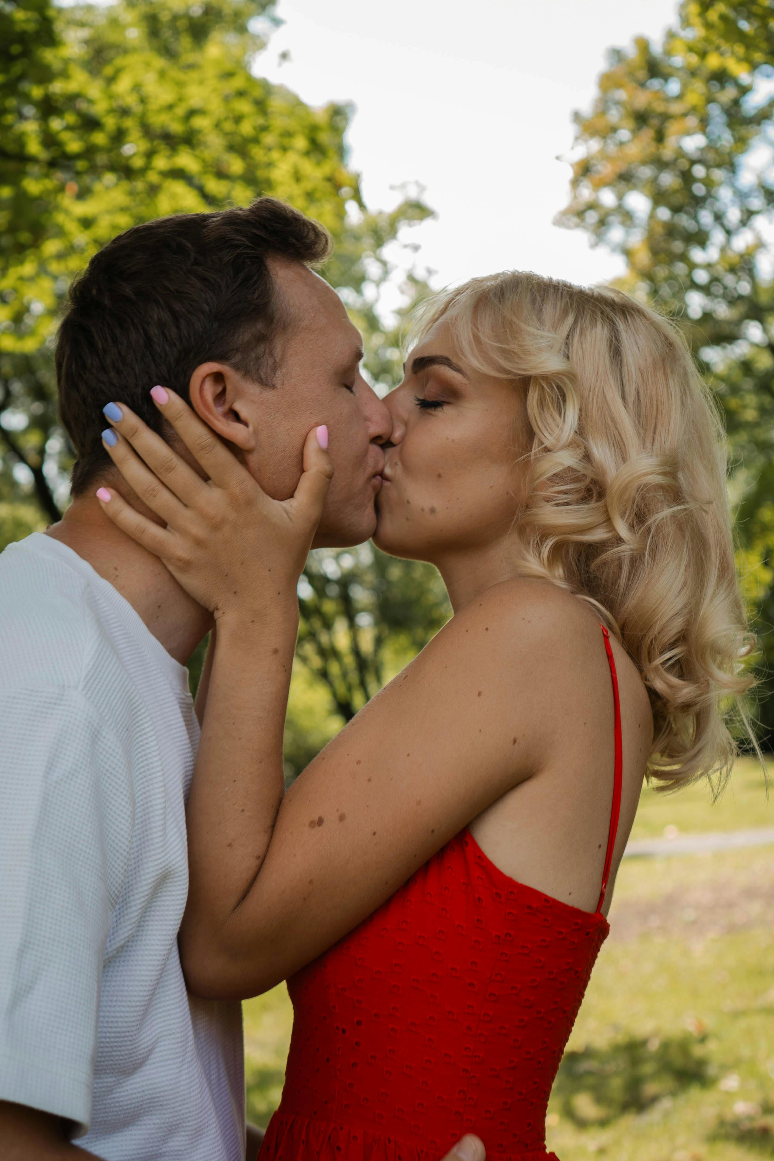 A couple kissing | Source: Pexels