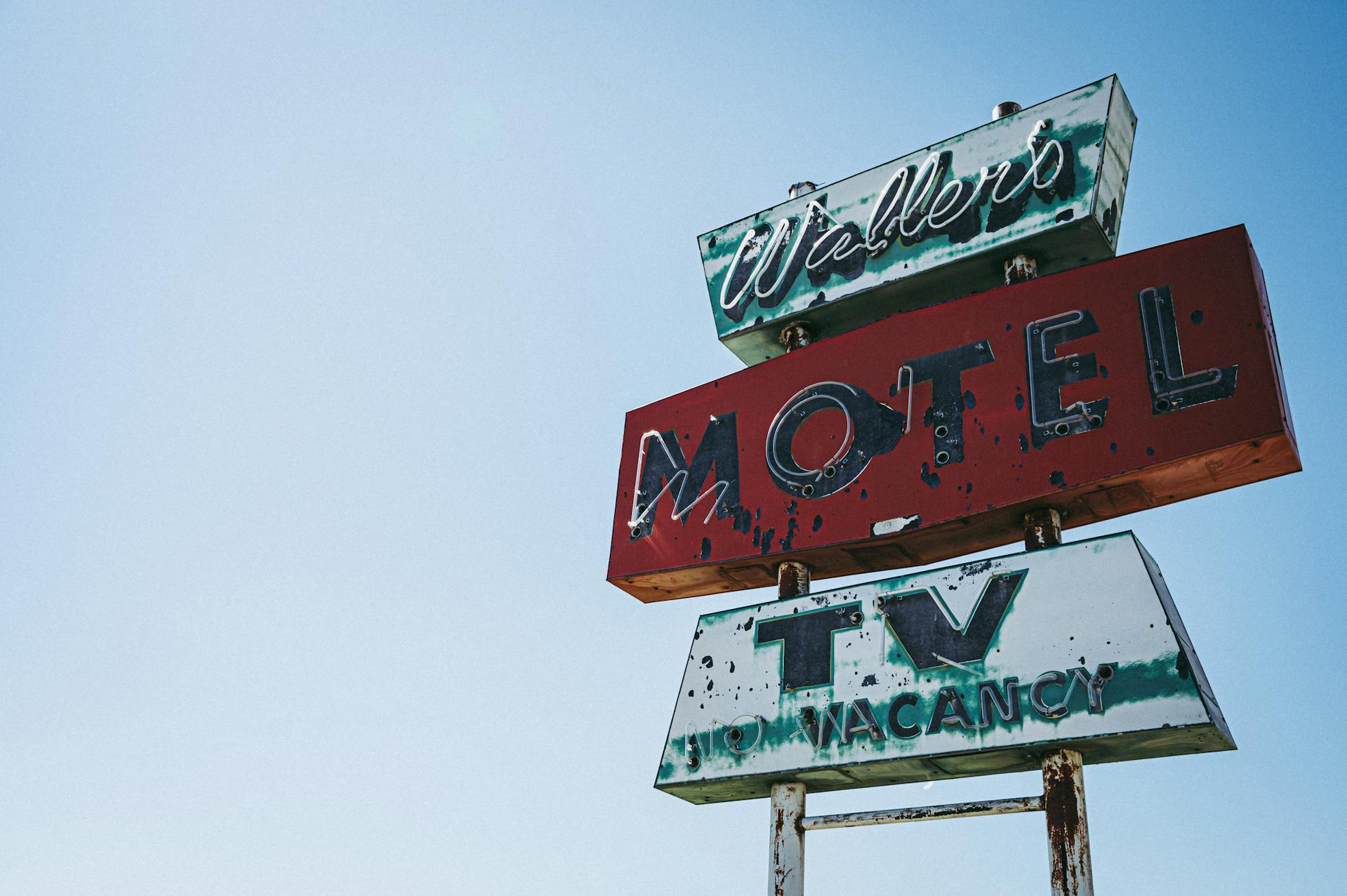 A motel sign | Source: Pexels