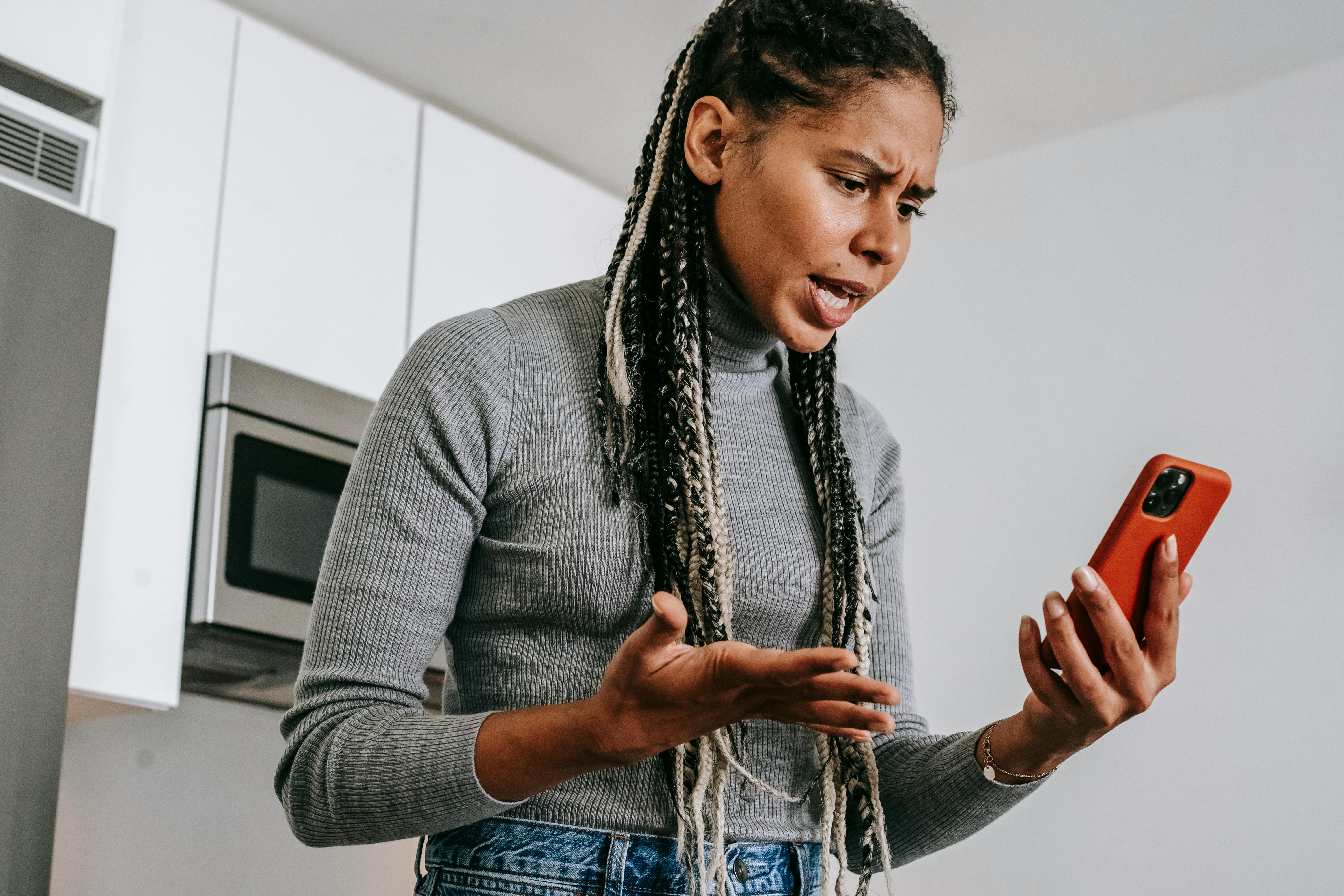 A woman shouting in a cellphone | Source: Pexels