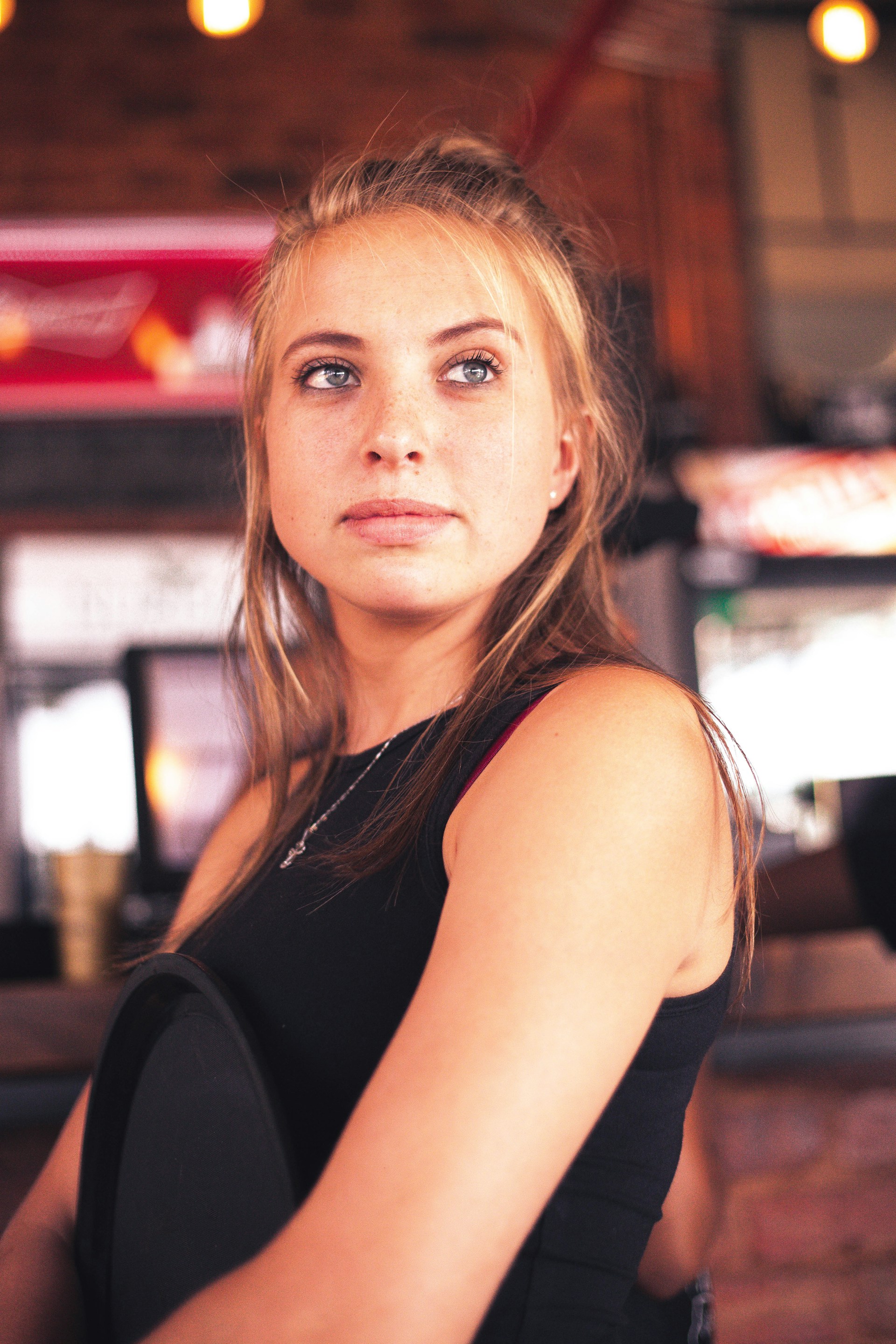 A waitress holding a tray | Source: Unsplash