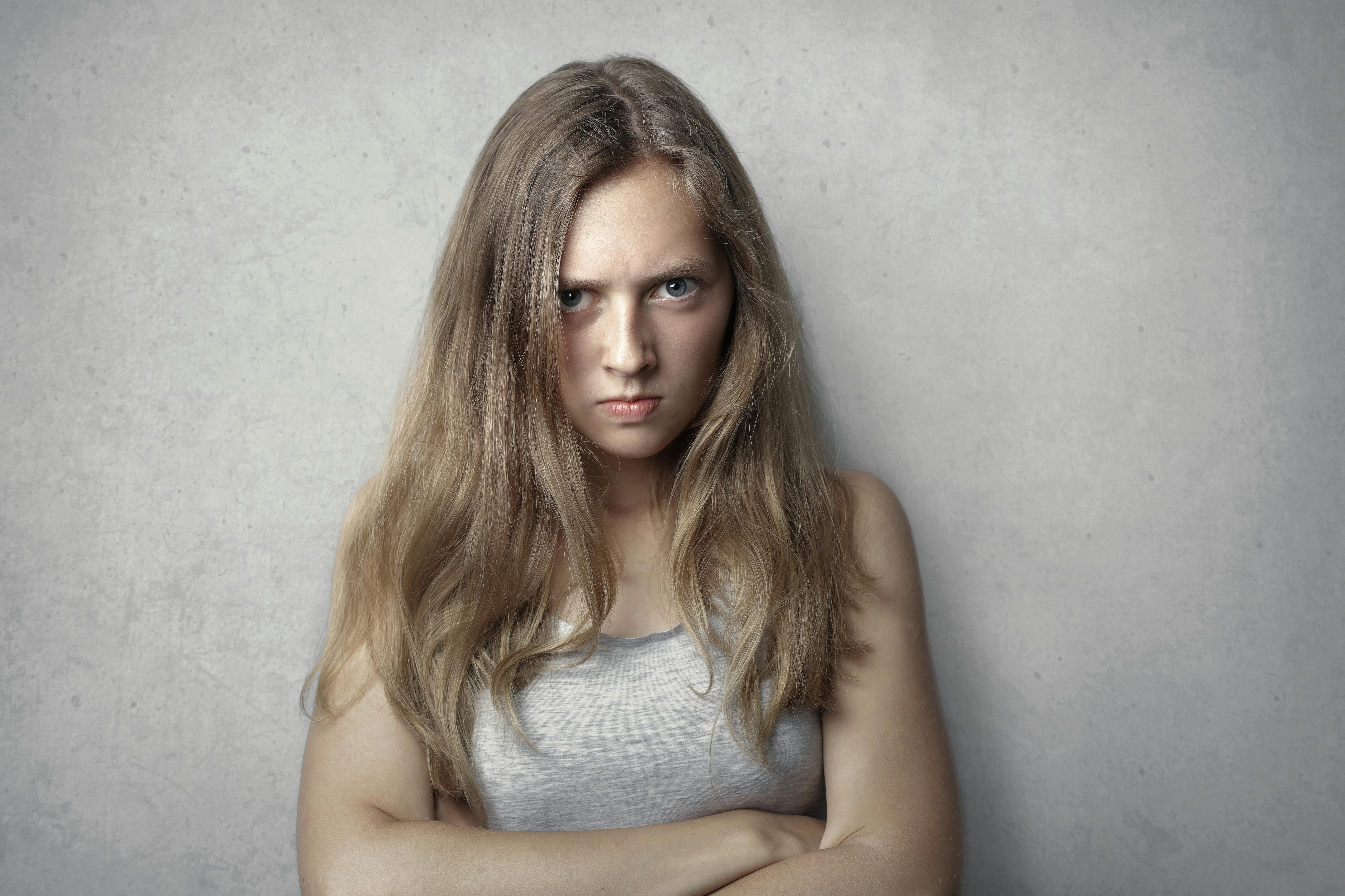 Gros plan d'une femme en colère | Source : Pexels