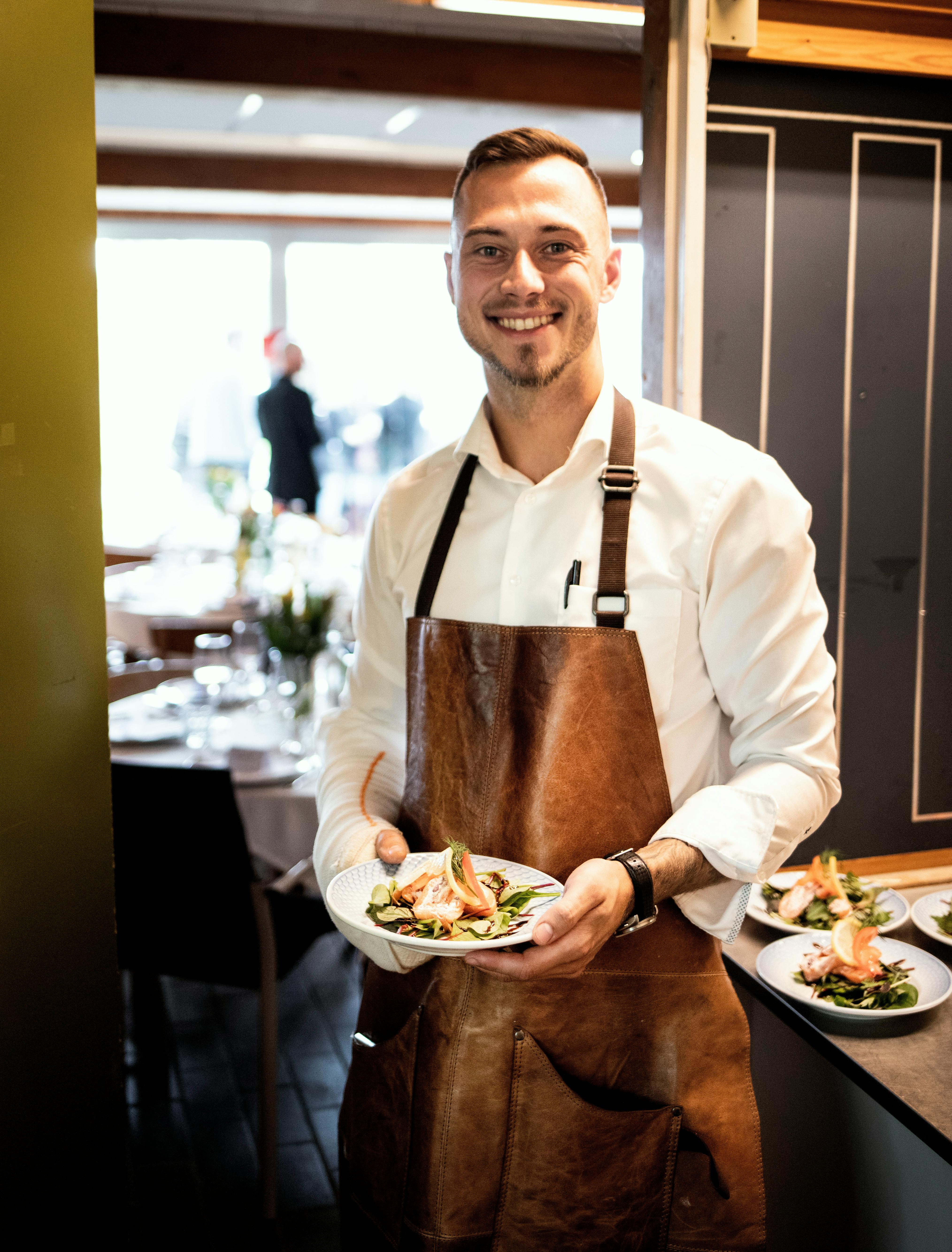 A waiter at a restaurant | Source: Pexels