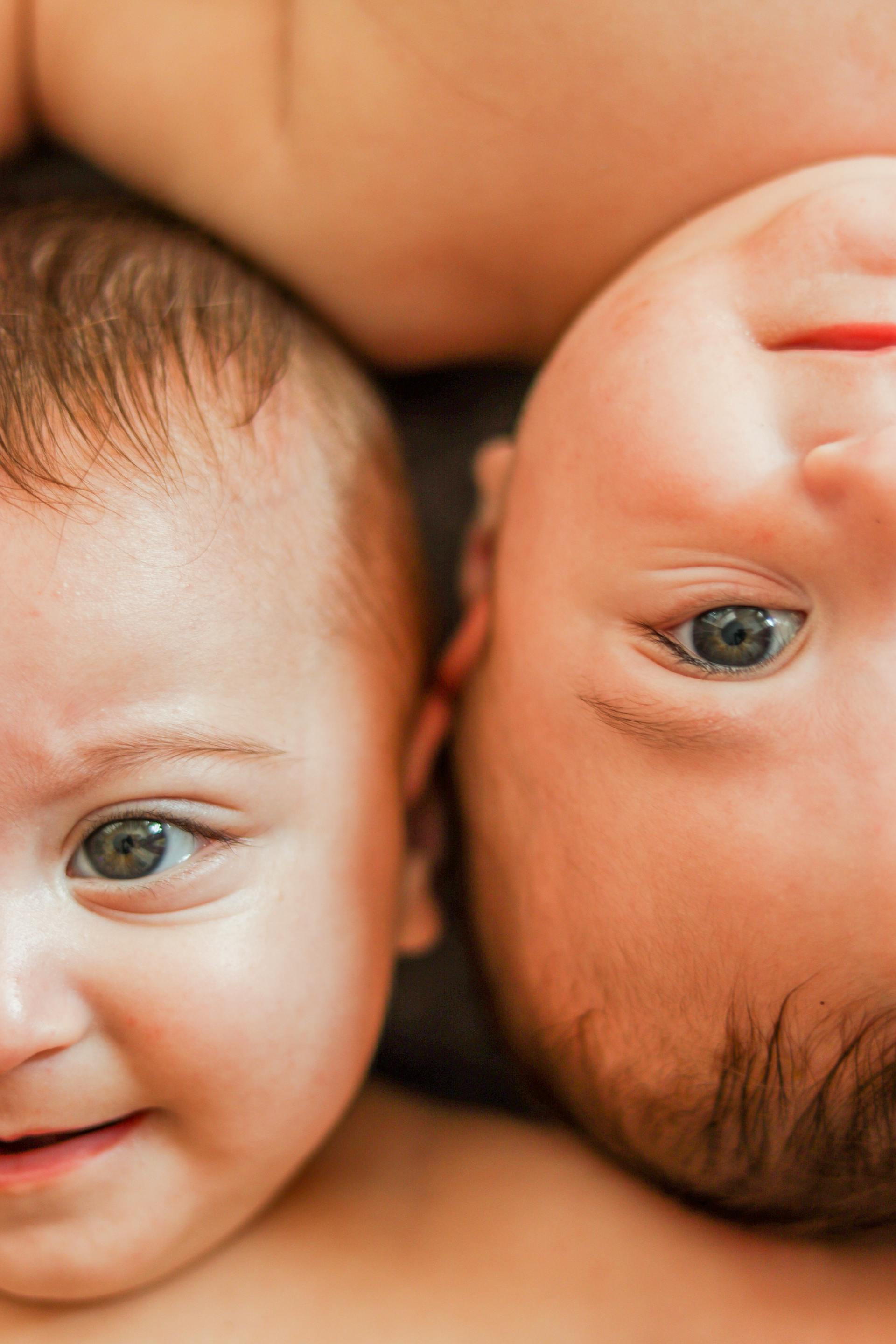 A close-up shot of twin babies | Source: Pexels