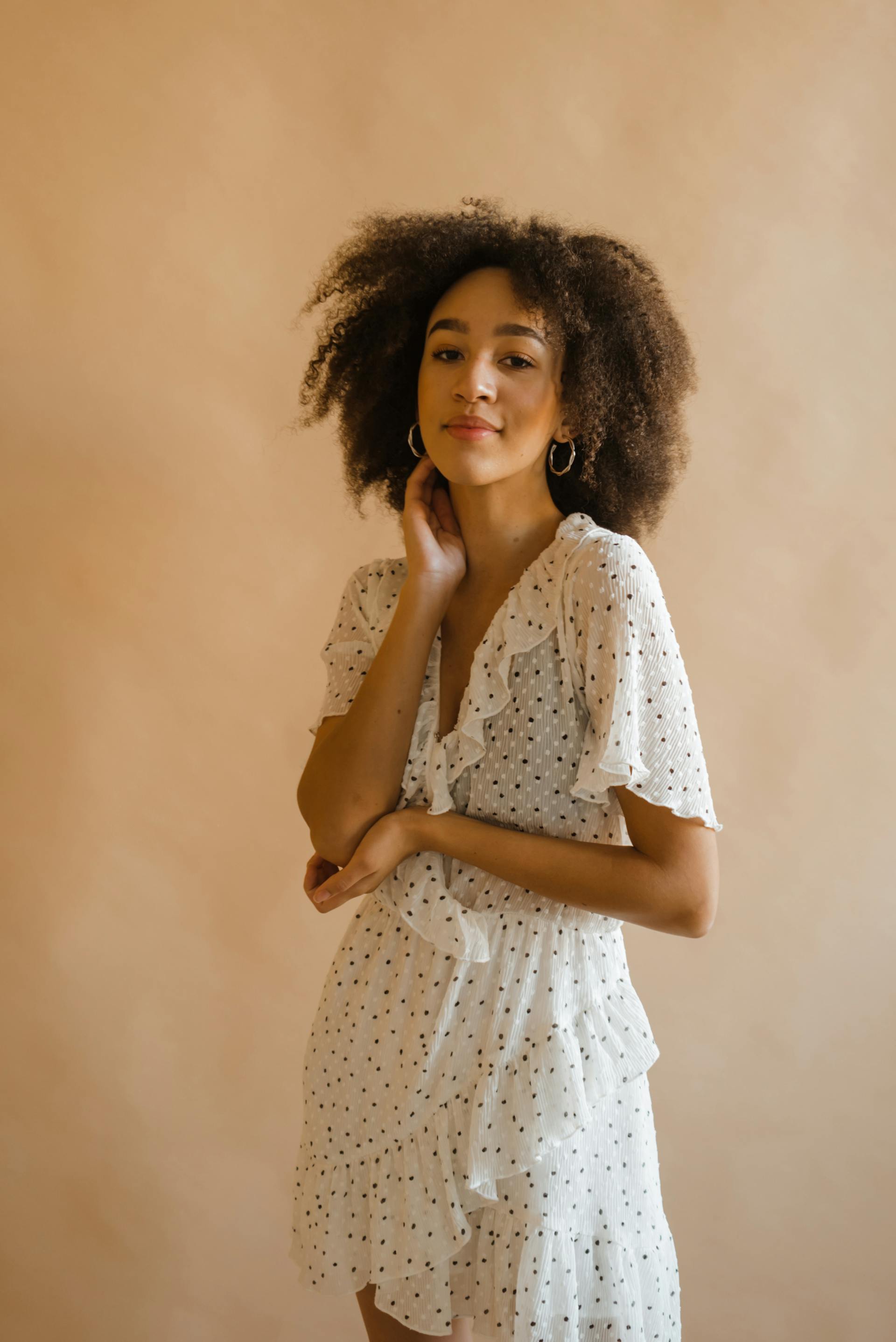 A woman with a sly smile | Source: Pexels