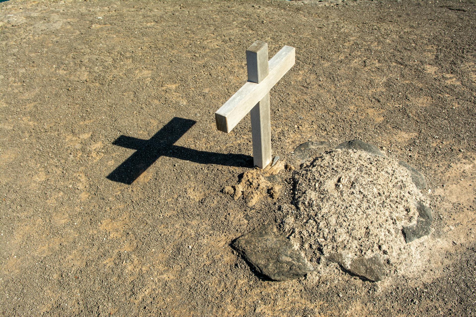 A wooden cross on a grave | Source: Pexels