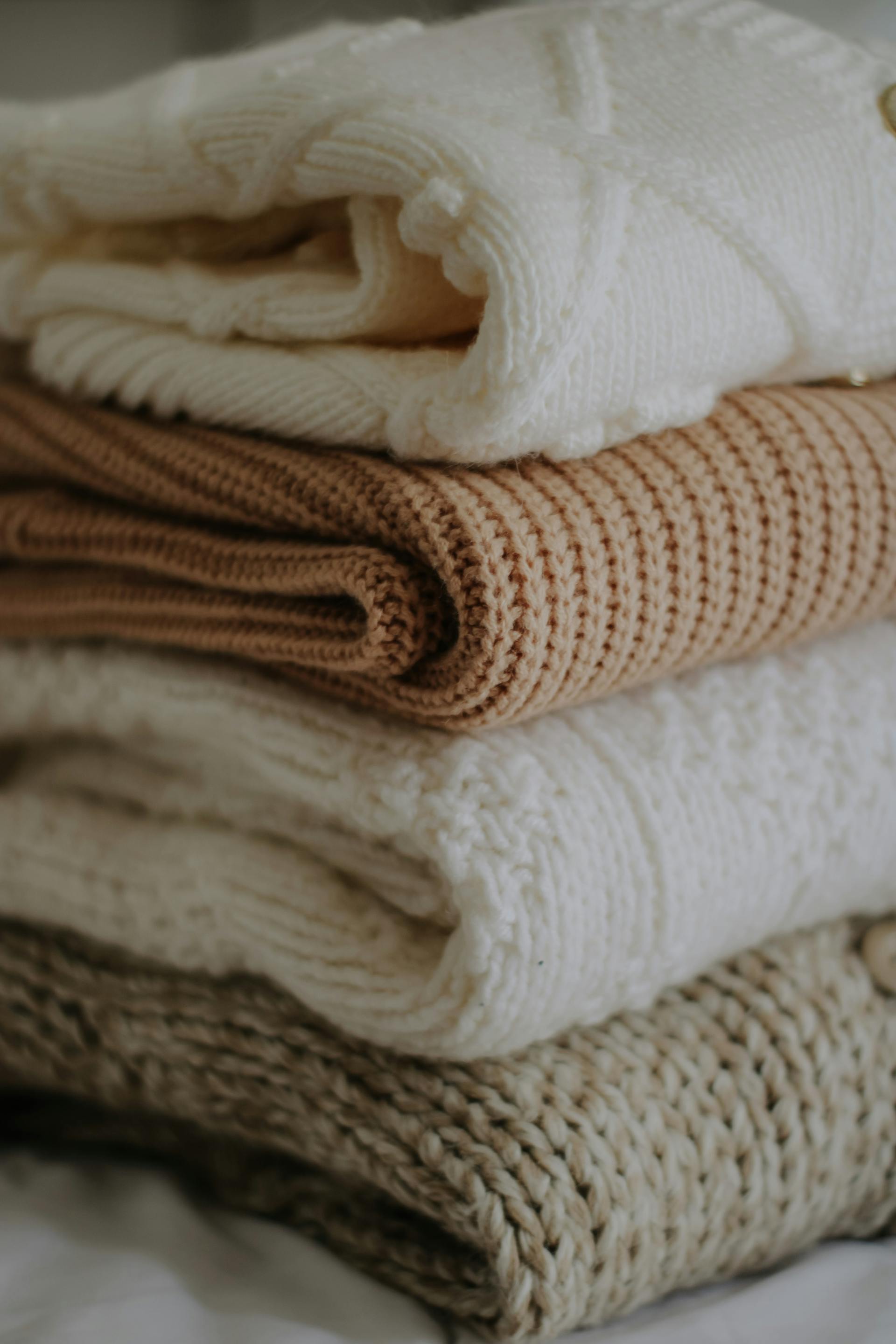 A stack of folded clothes | Source: Pexels