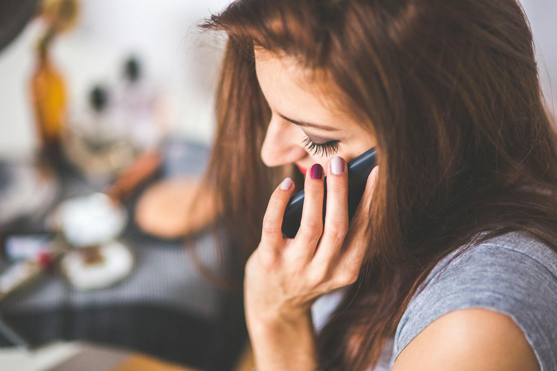 My Sister Made Me Eat in the Garage at Her Wedding Because 'There Wasn't Enough Space for Everyone Inside' 18 A woman talking on the phone | Source: Pexels