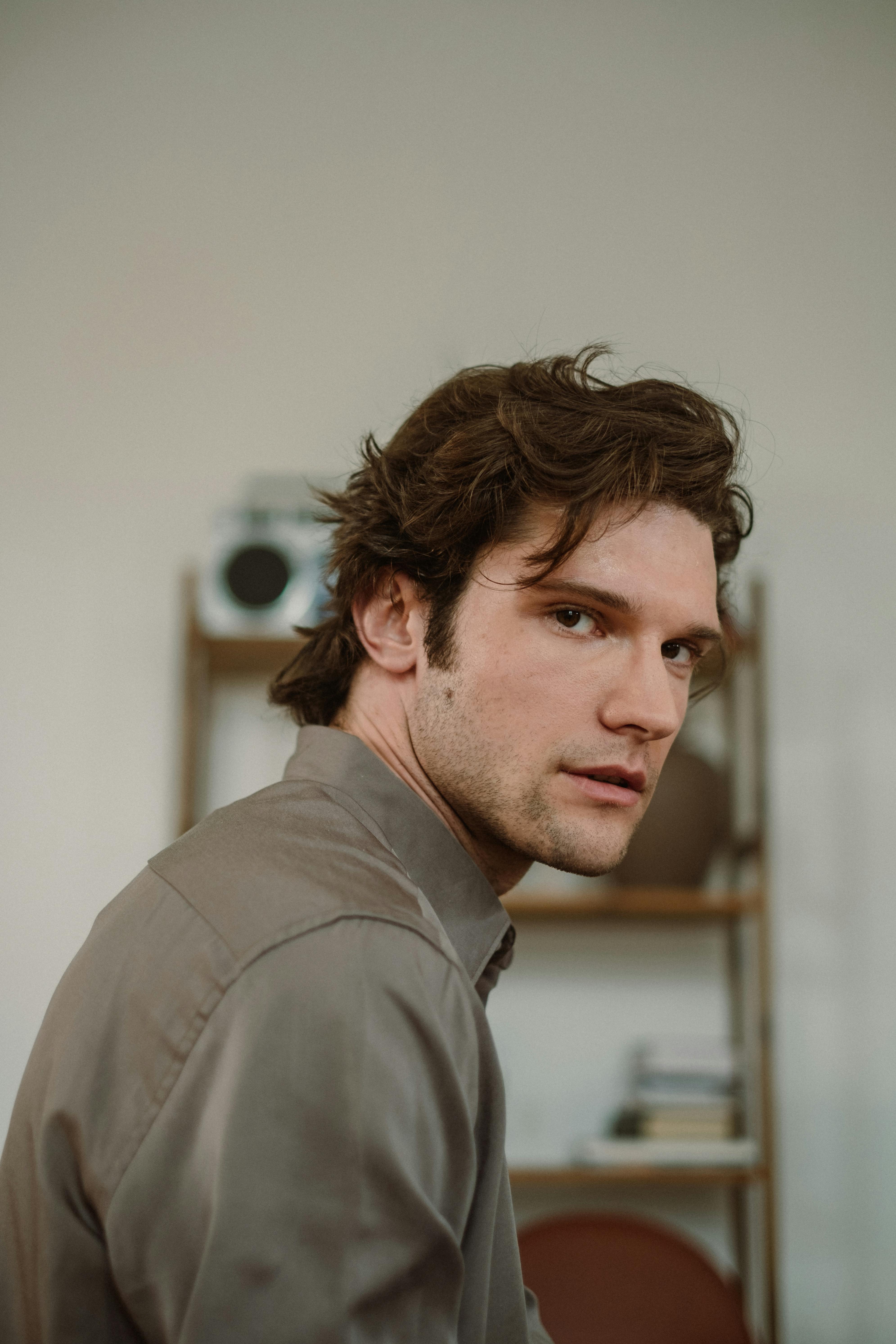 A serious man staring | Source: Pexels