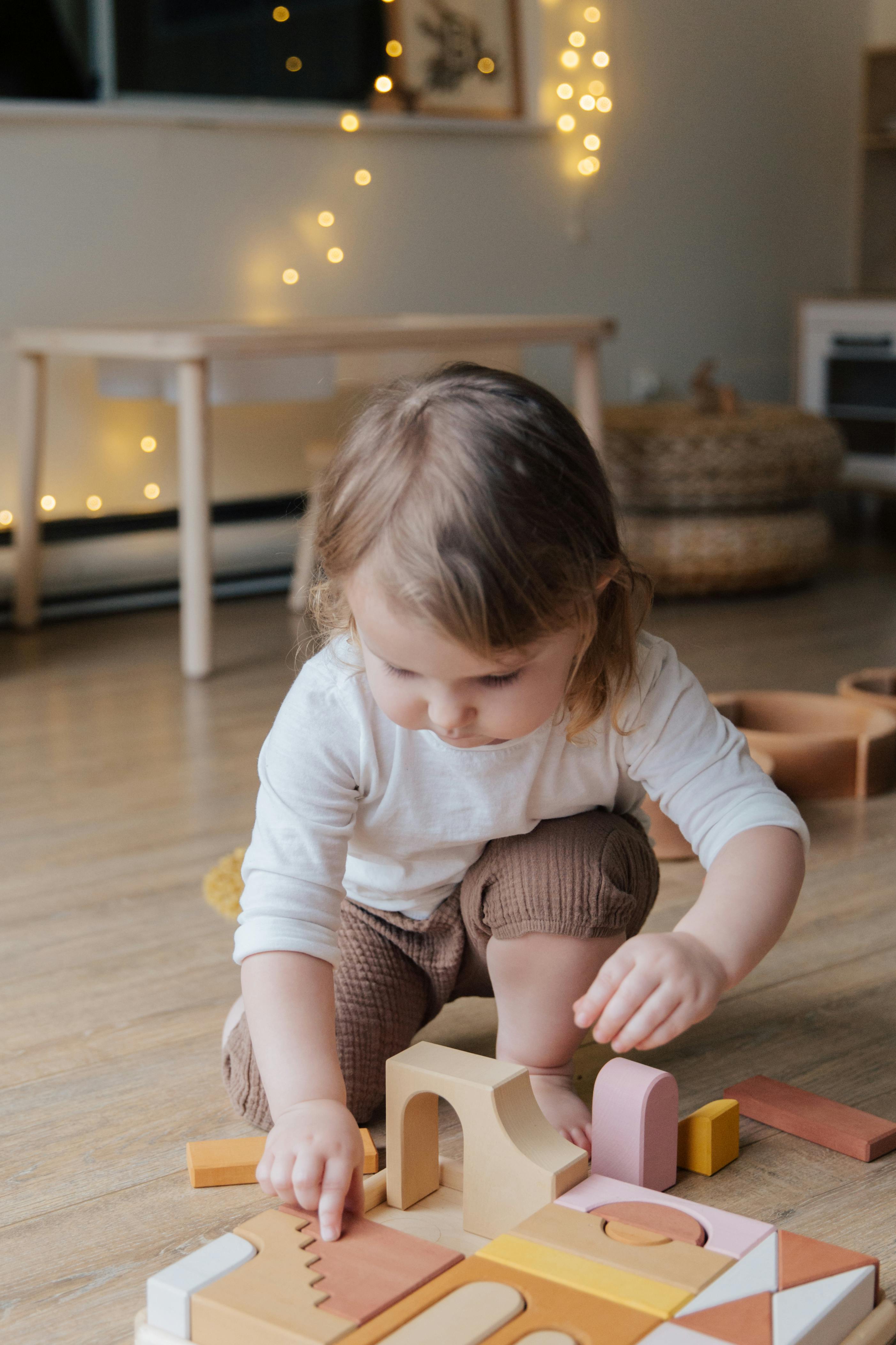 Une petite fille joue avec ses jouets | Source : Pexels