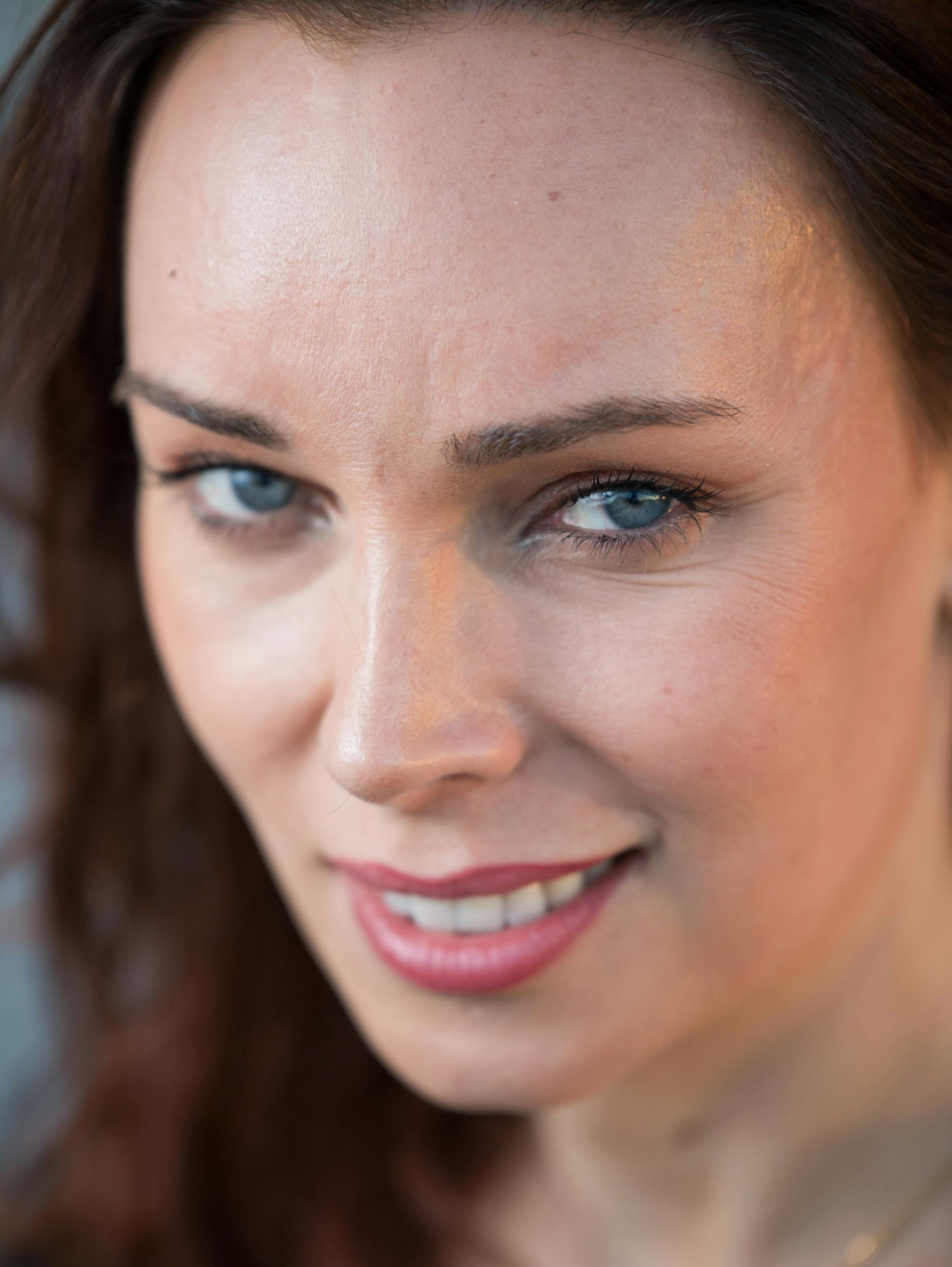 A woman with a fake-looking smile | Source: Pexels