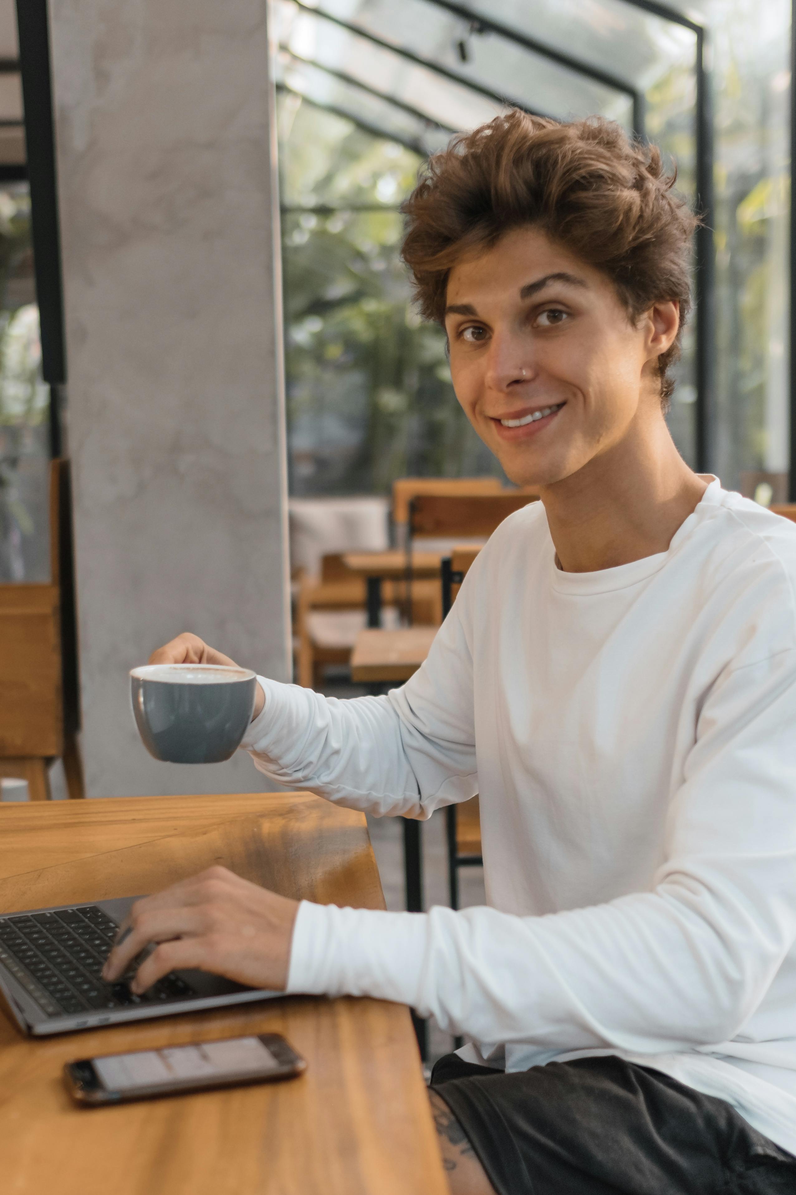 Young man drinking coffee | Source: Pexels