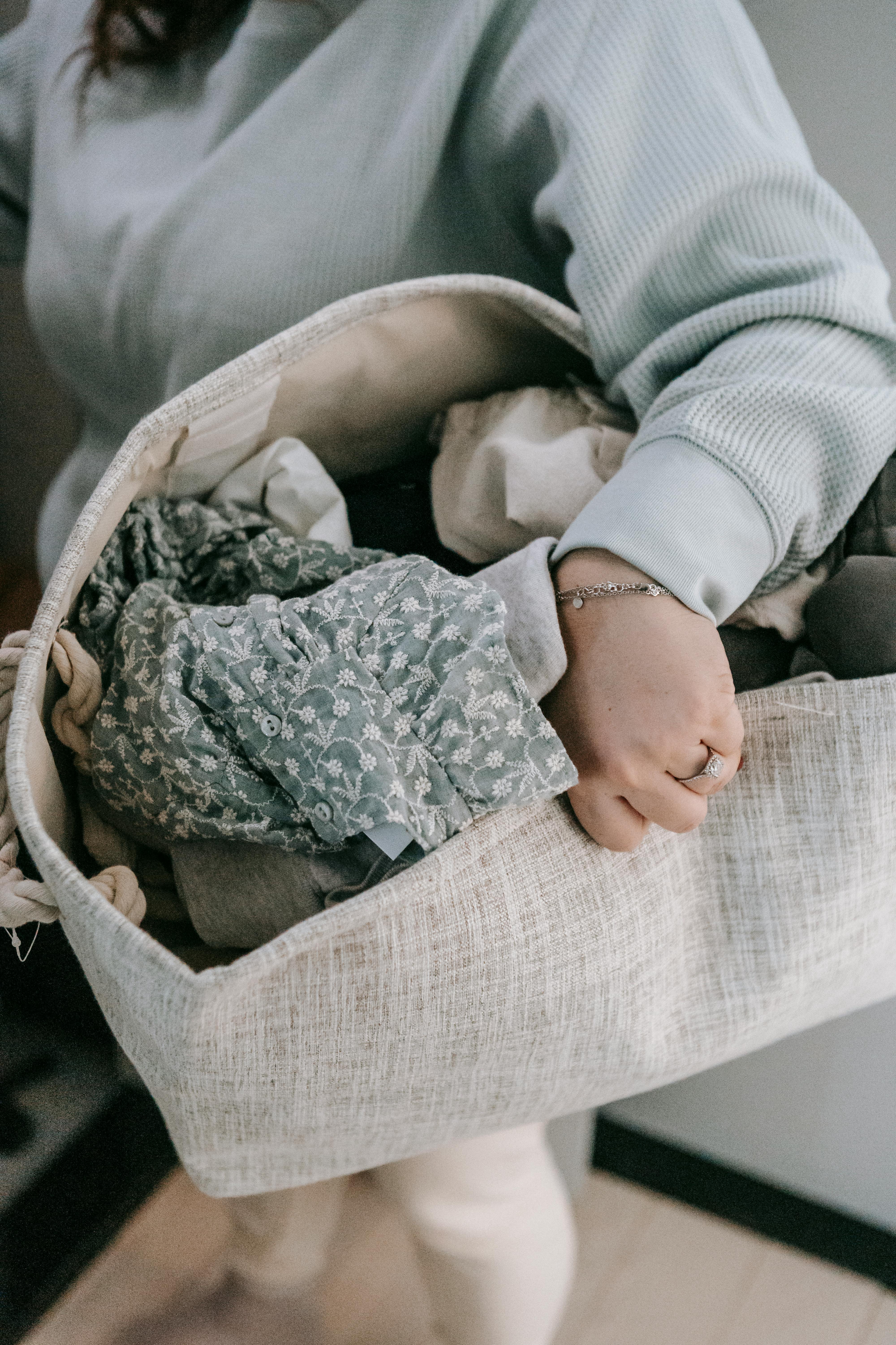 A woman holding a laundry bag | Source: Pexels