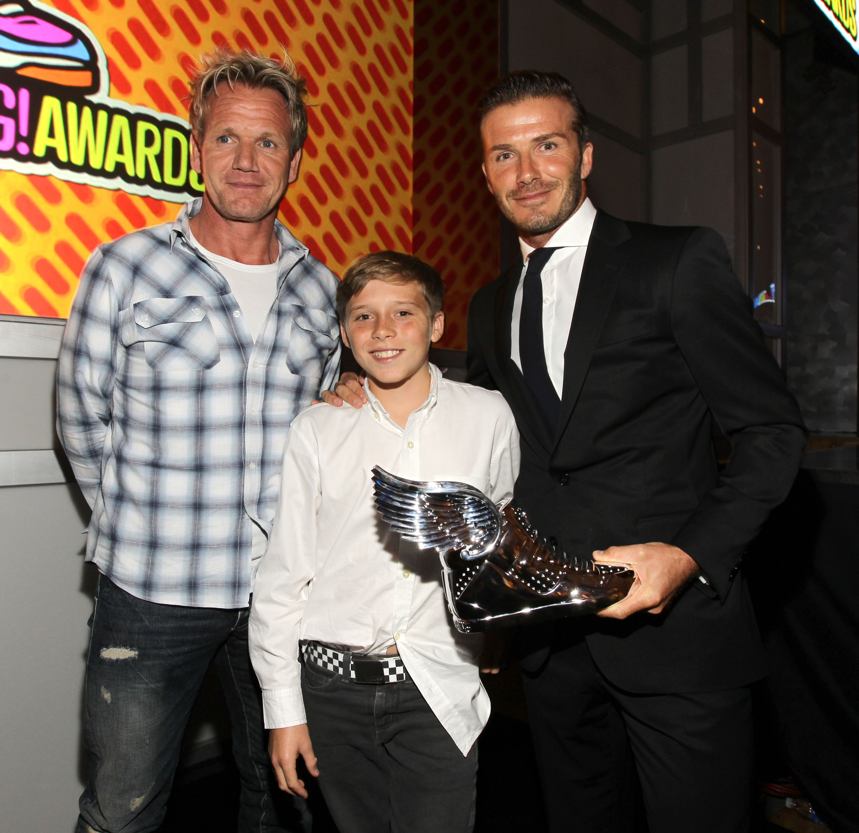 Gordon Ramsey poses with David Beckham and his son Brooklyn at the 2011 VH1 Do Something Awards at the Hollywood Palladium on August 14, 2011 | Source: Getty Images