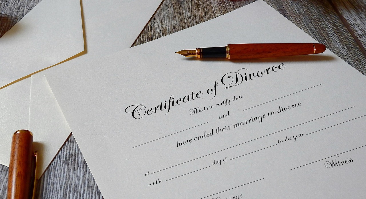 Divorce paperwork on a table | Source: Pixabay