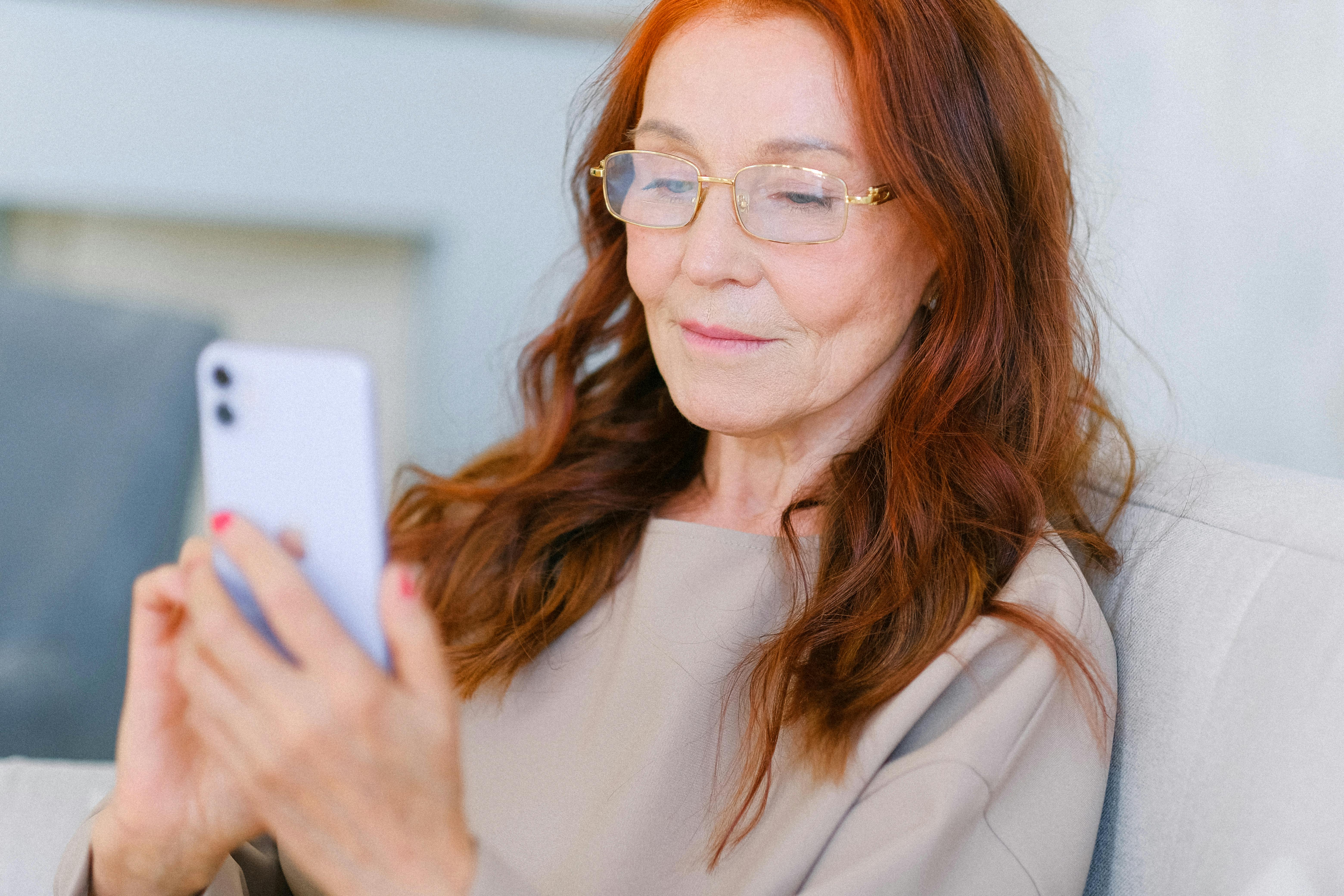 An older woman using her phone | Source: Pexels