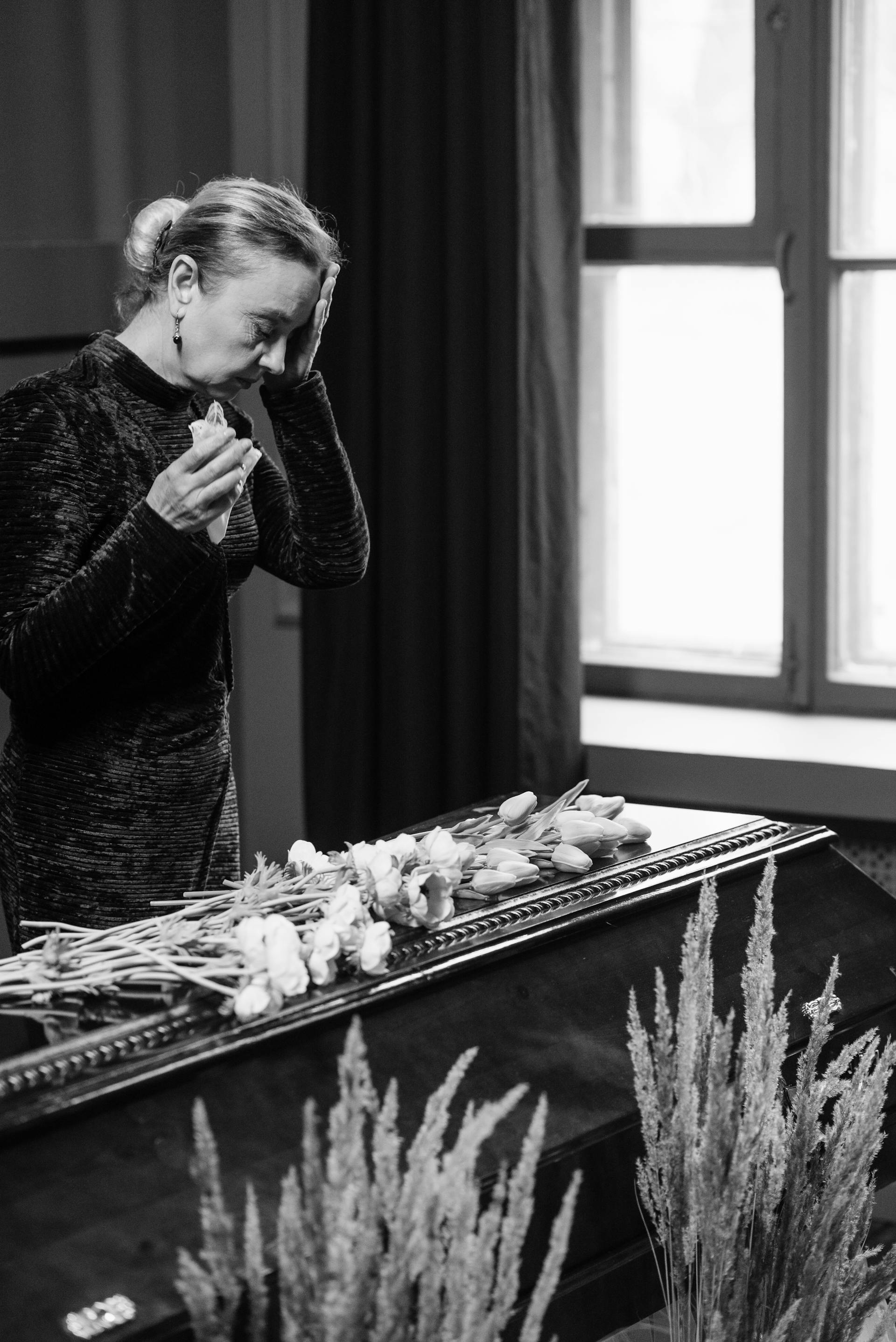 A woman is crying at a funeral | Source: Pexels