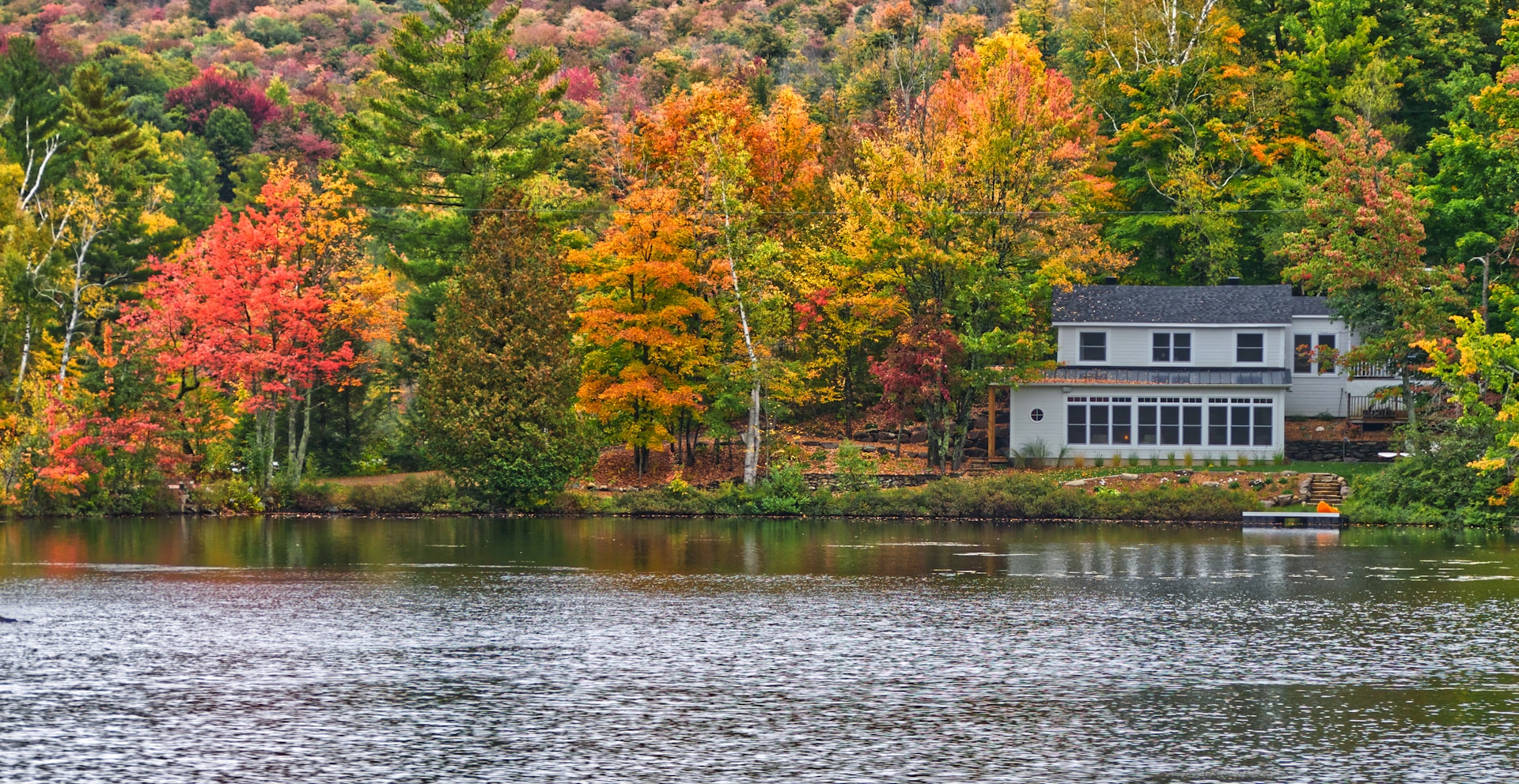 A lake house | Source: Unsplash