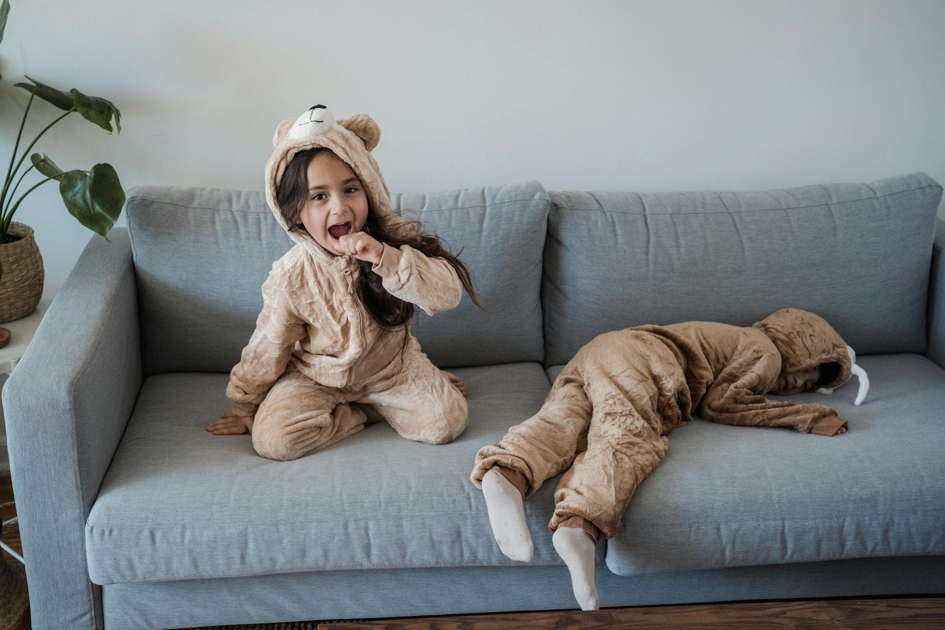Two kids sitting on a couch | Source: Pexels