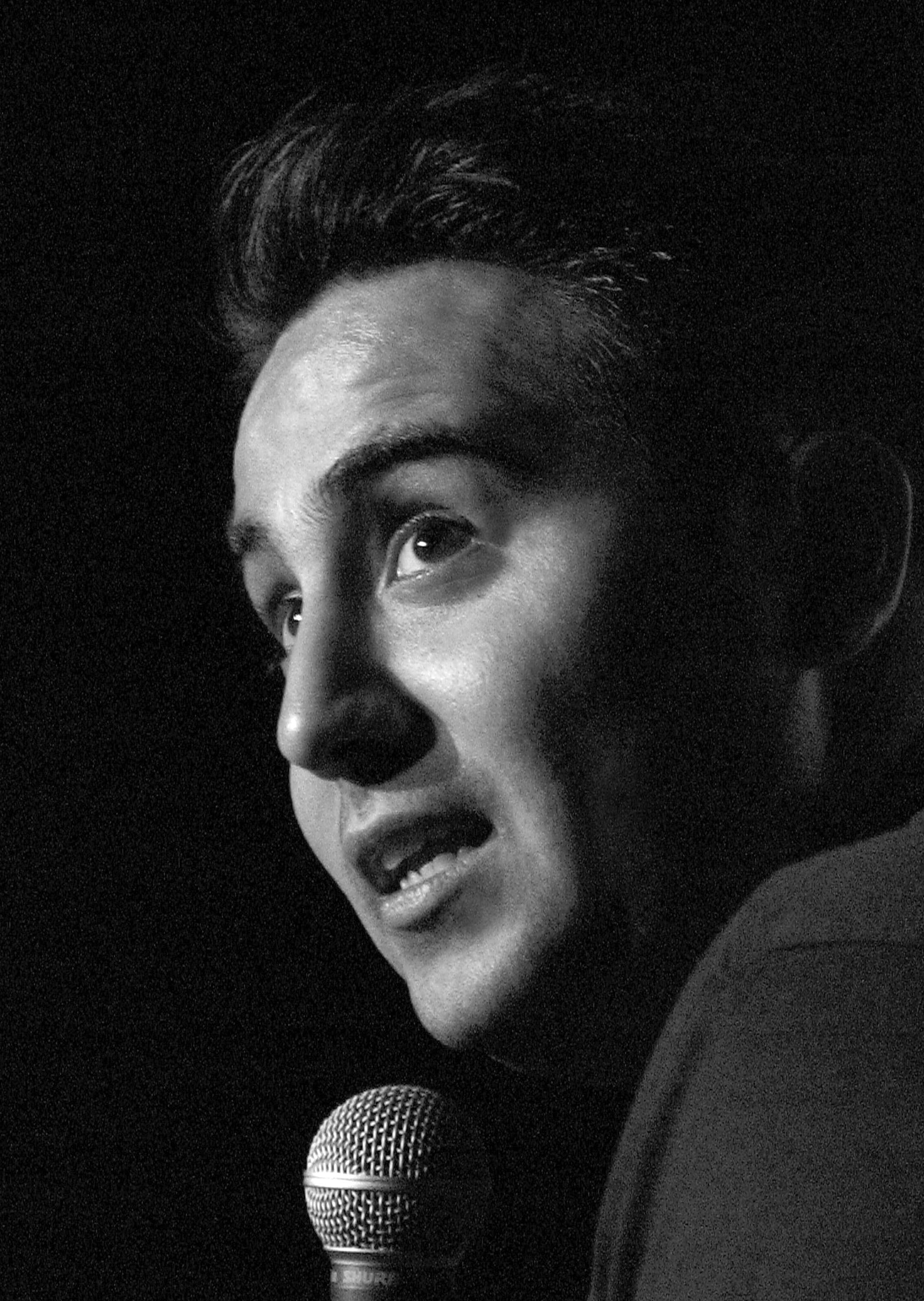 Jeff Garcia performing at The Ice House on August 9, 2003 in Pasadena, California | Source: Getty Images