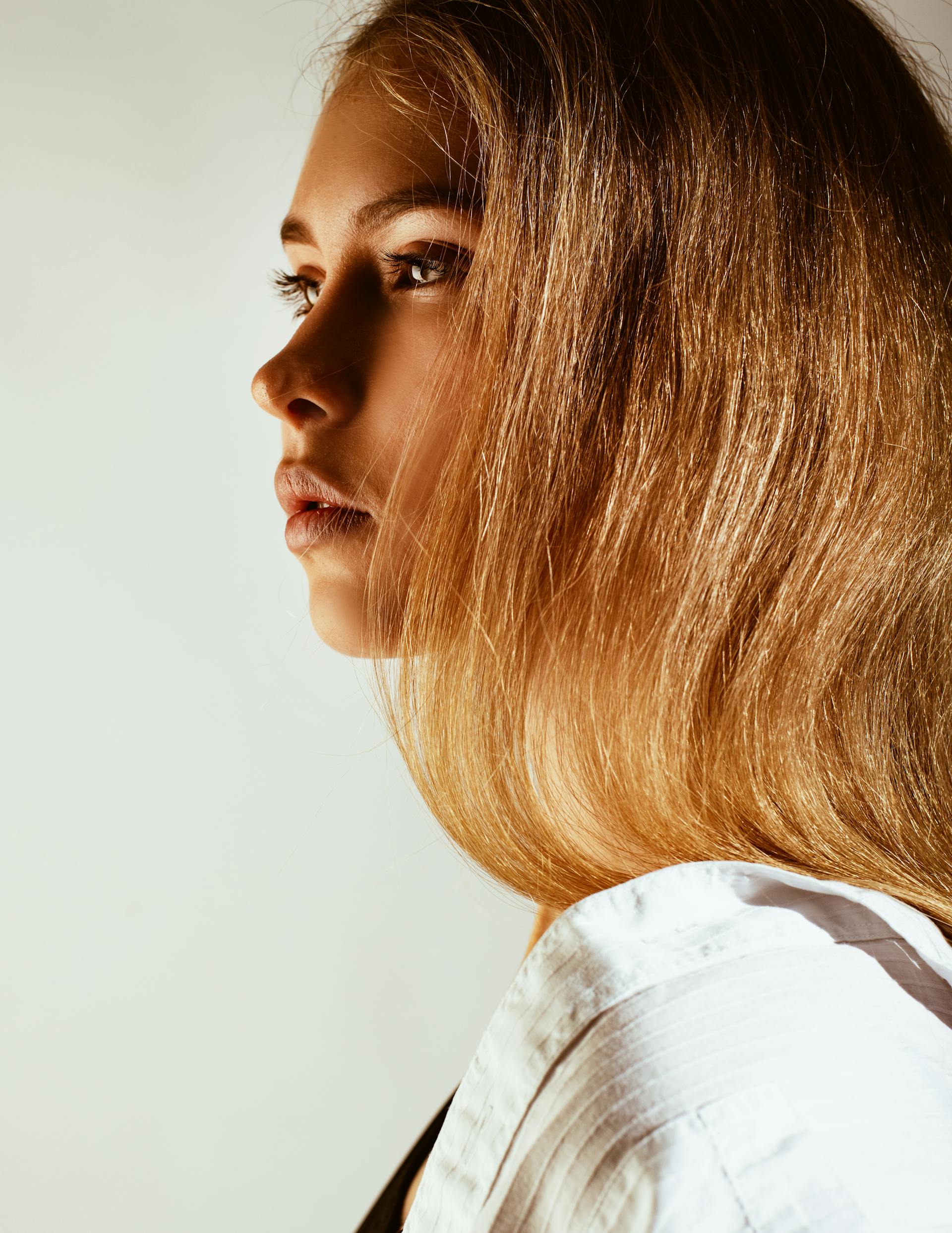 A woman staring at someone | Source: Pexels