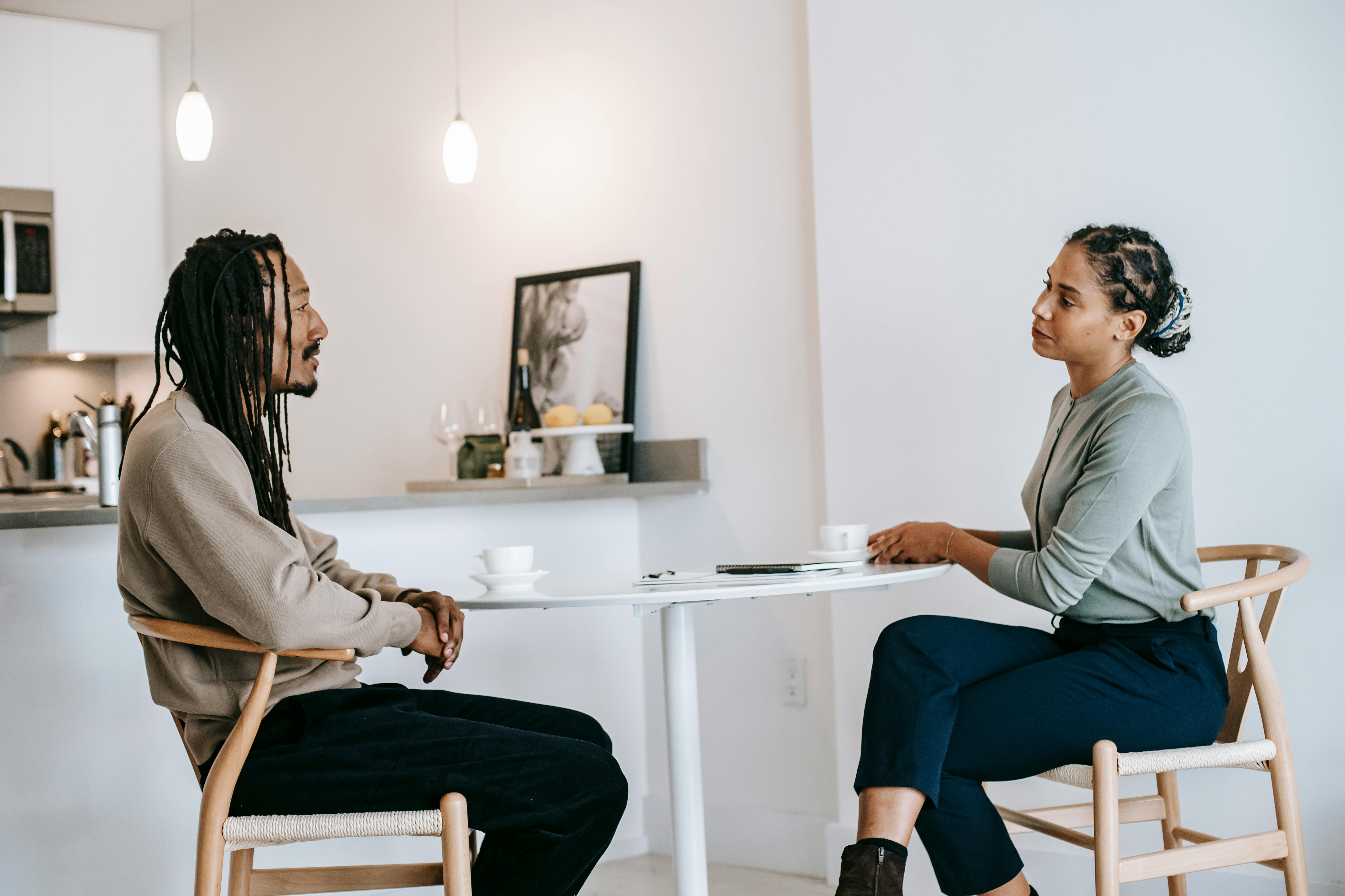 A couple talking | Source: Pexels