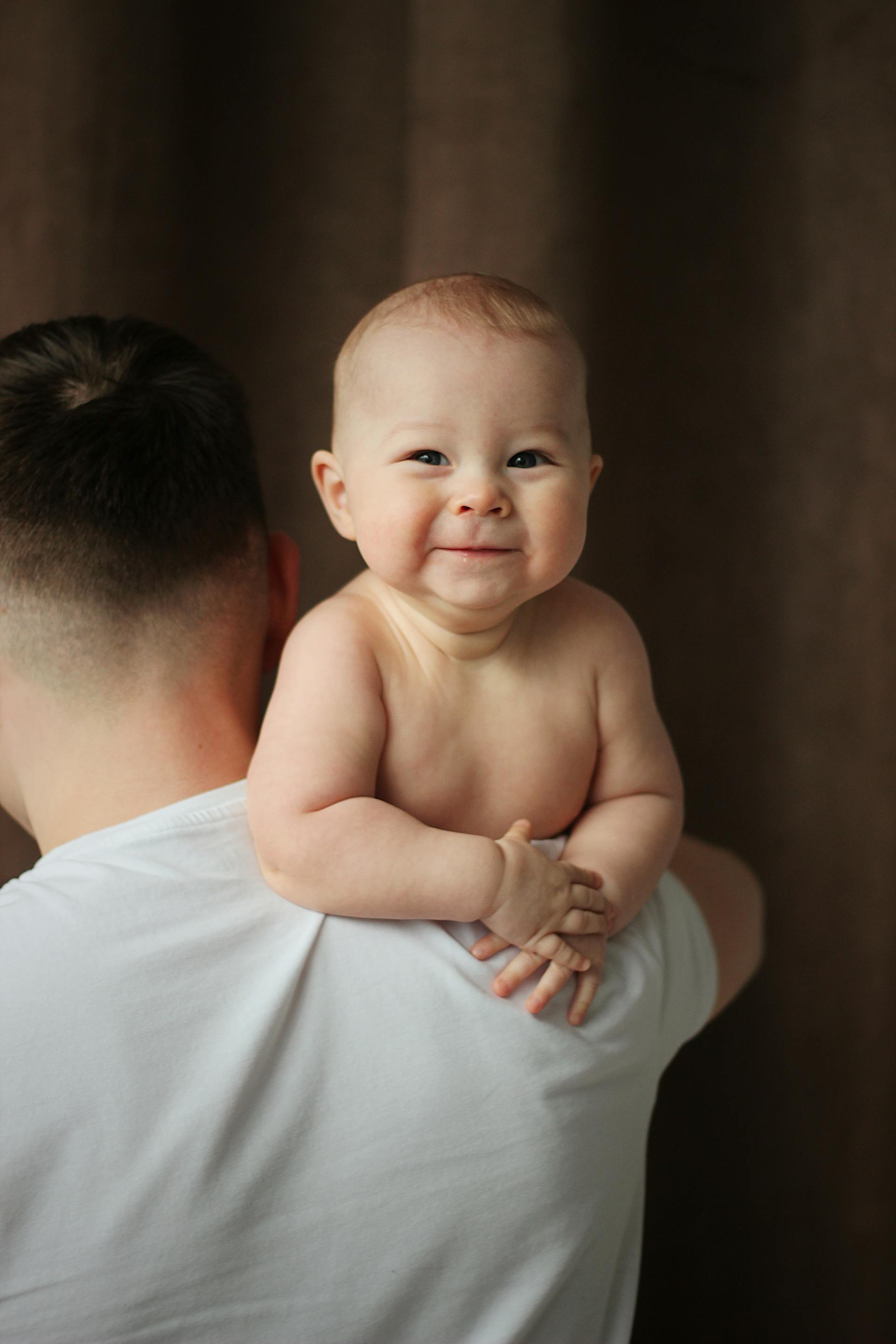 A man carrying a baby | Source: Pexels