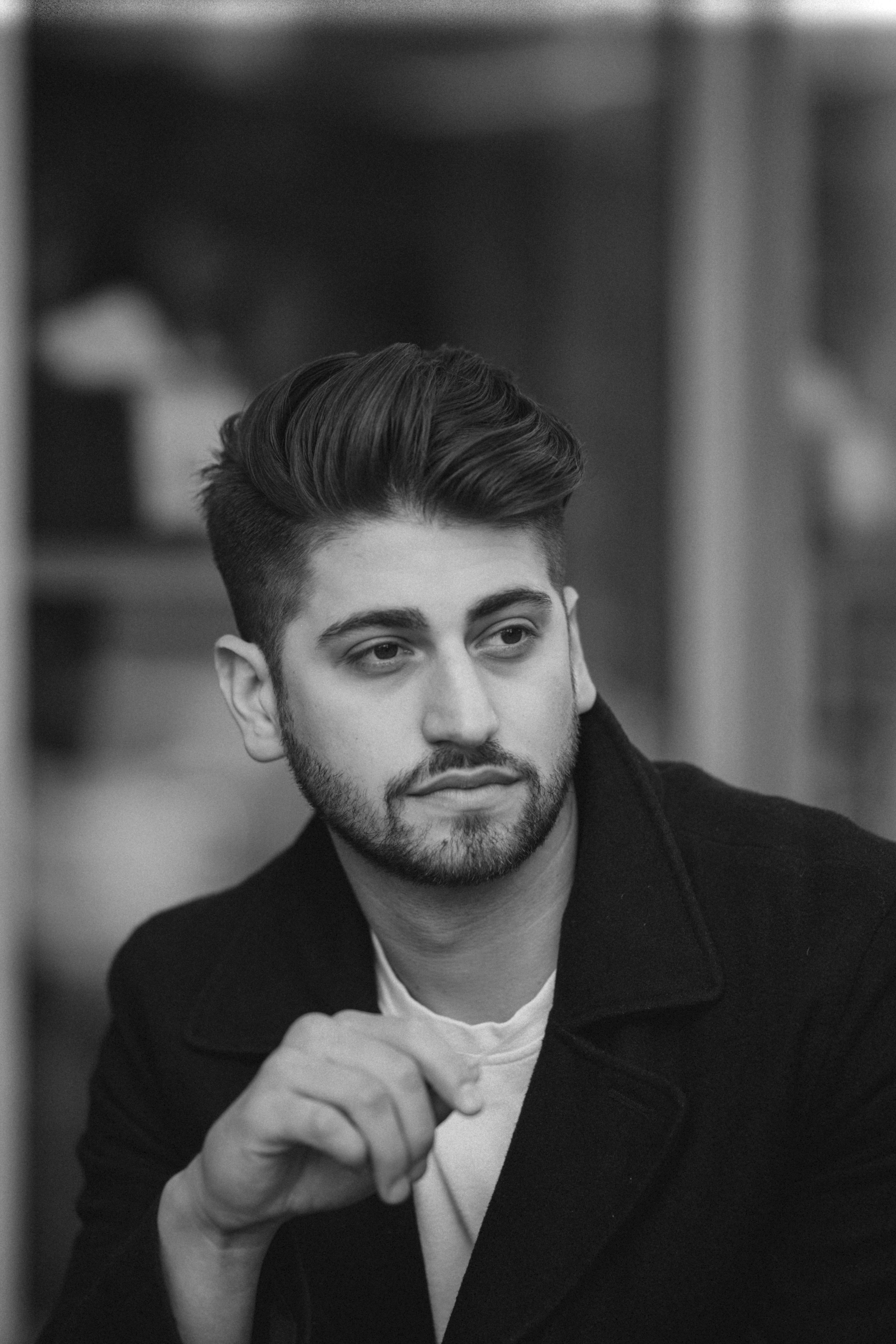 A man pictured facing away from the camera | Source: Pexels