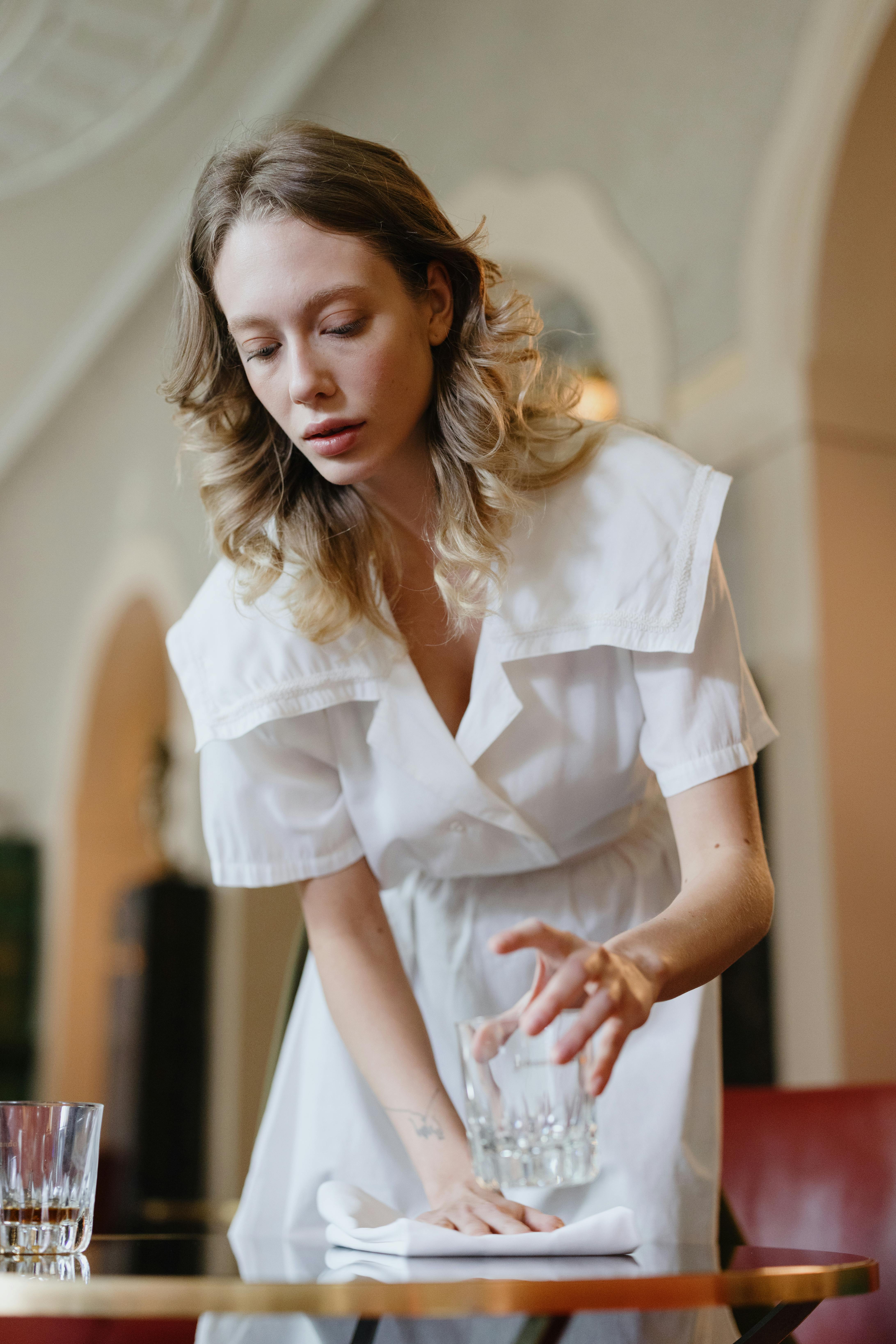 A waitress wiping a table | Source: Pexels