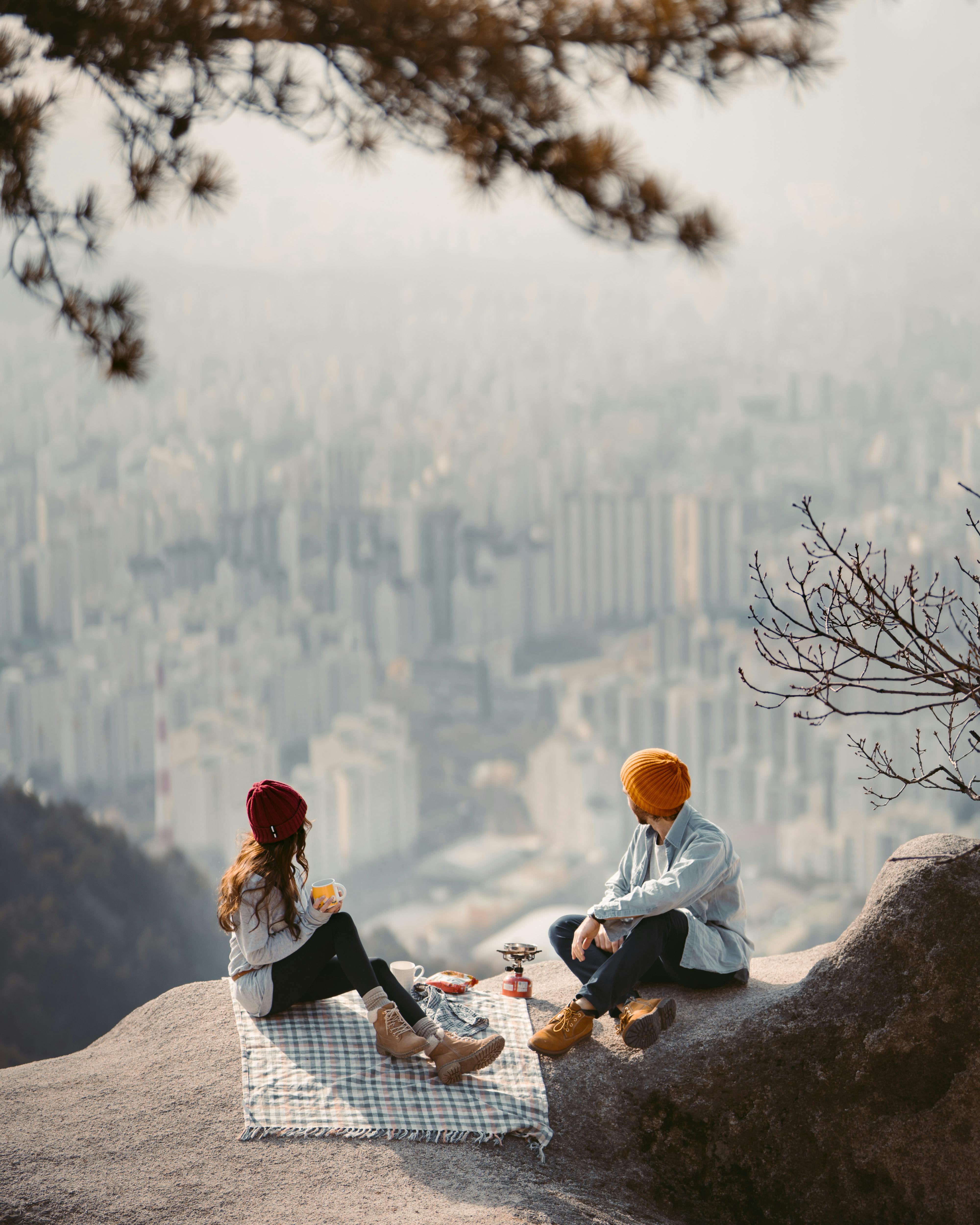 A couple on a picnic outing | Source: Pexels