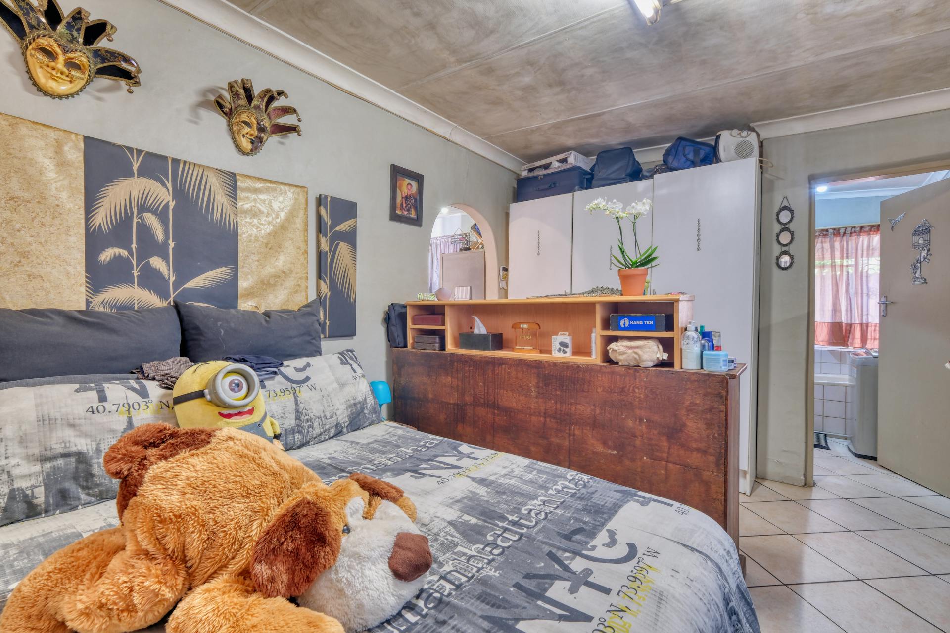 A bedroom with old stuffed toys on the bed | Source: Pexels