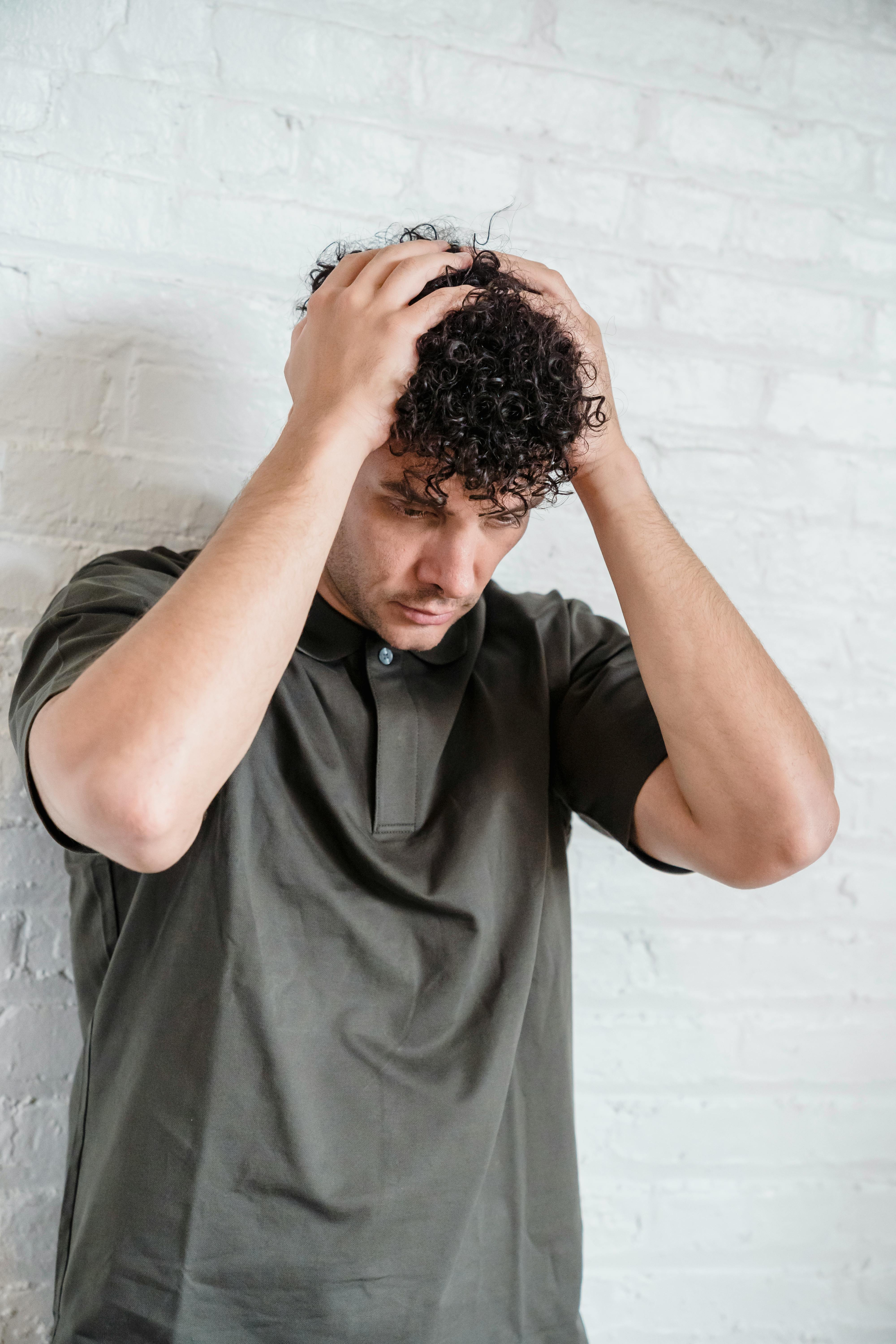 A man holding his head | Source: Pexels
