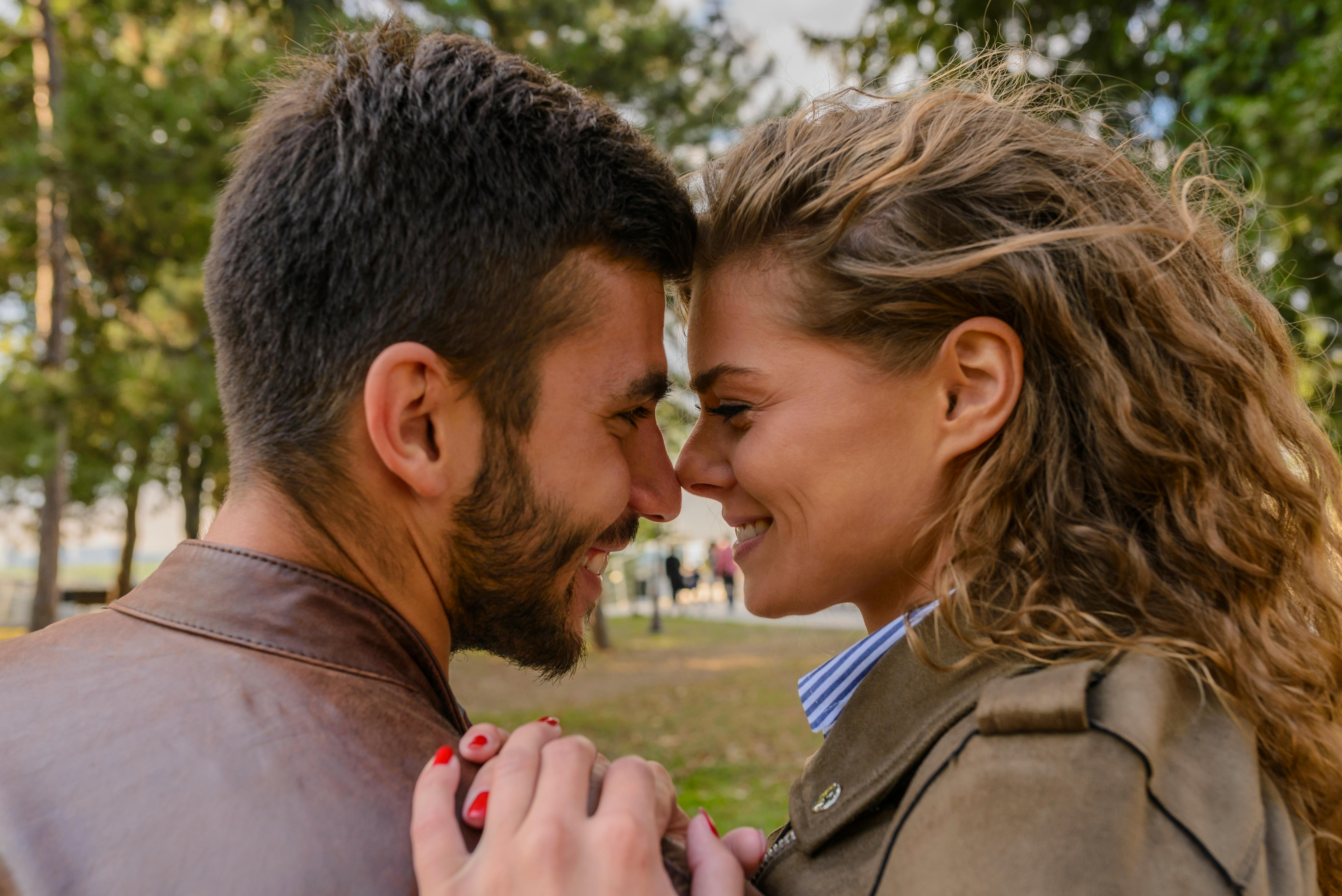 Couple gazing at each other | Source: Pexels
