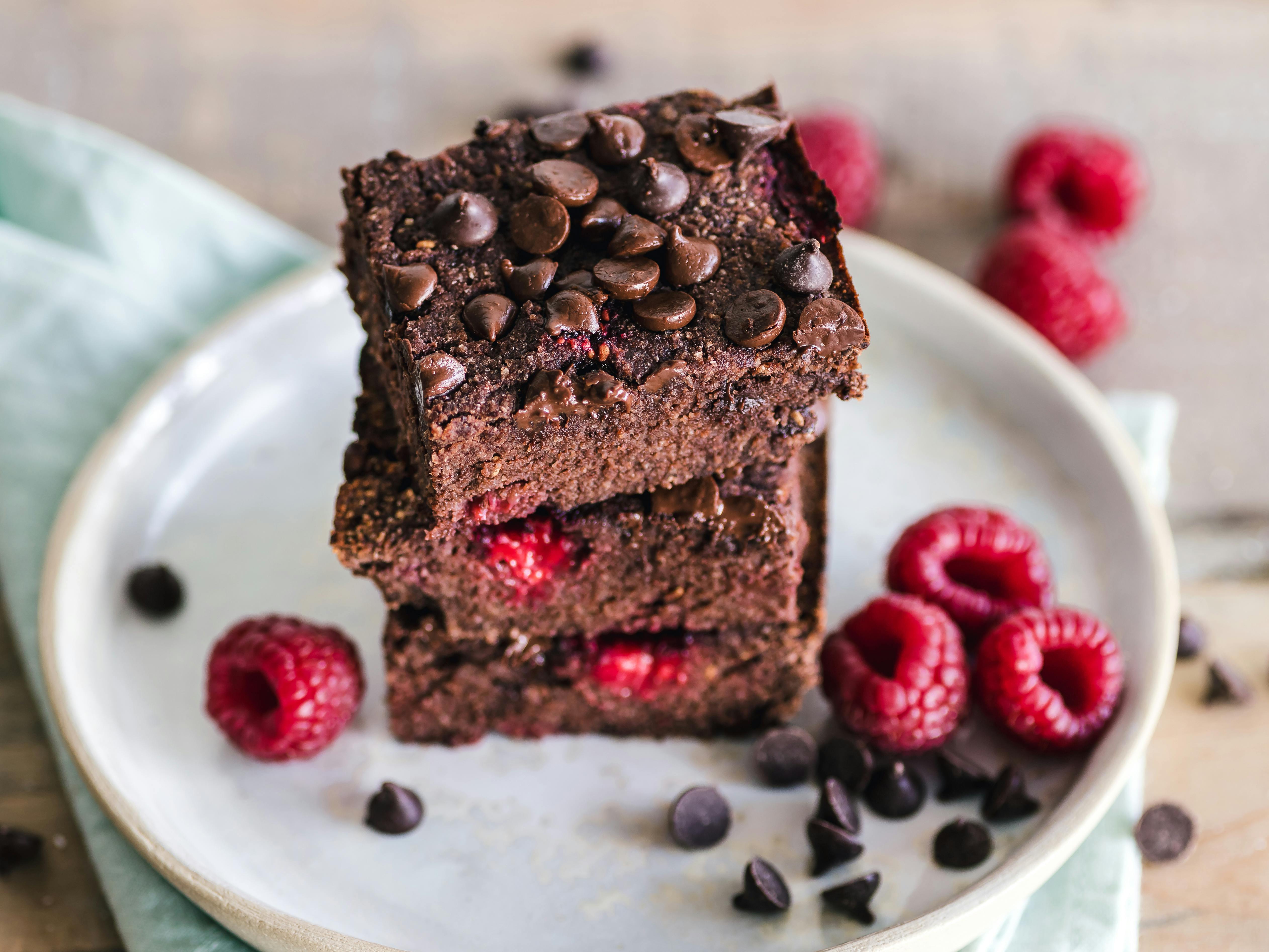 Brownies on a plate | Source: Pexels
