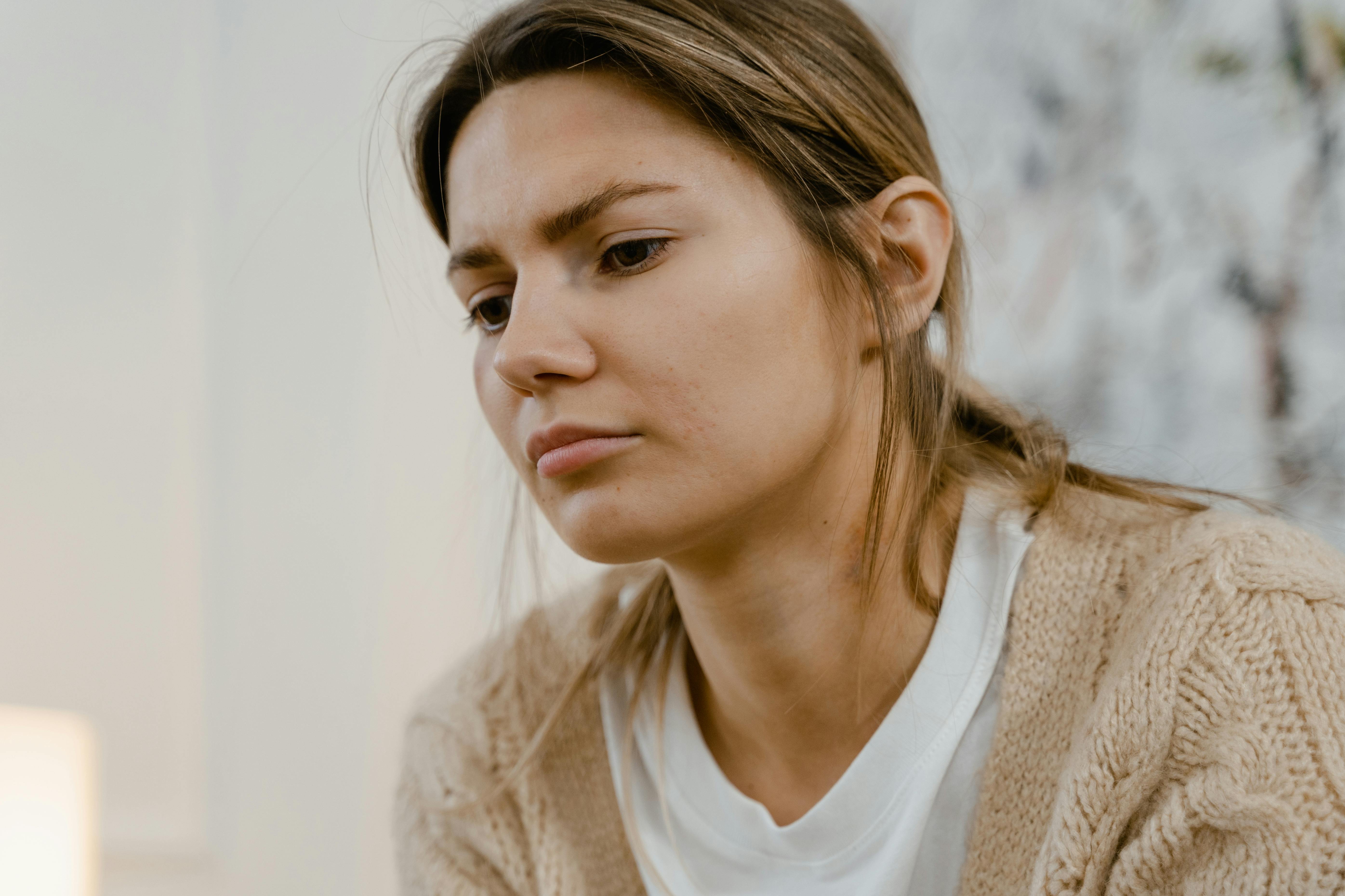 A woman deep in thought | Source: Pexels