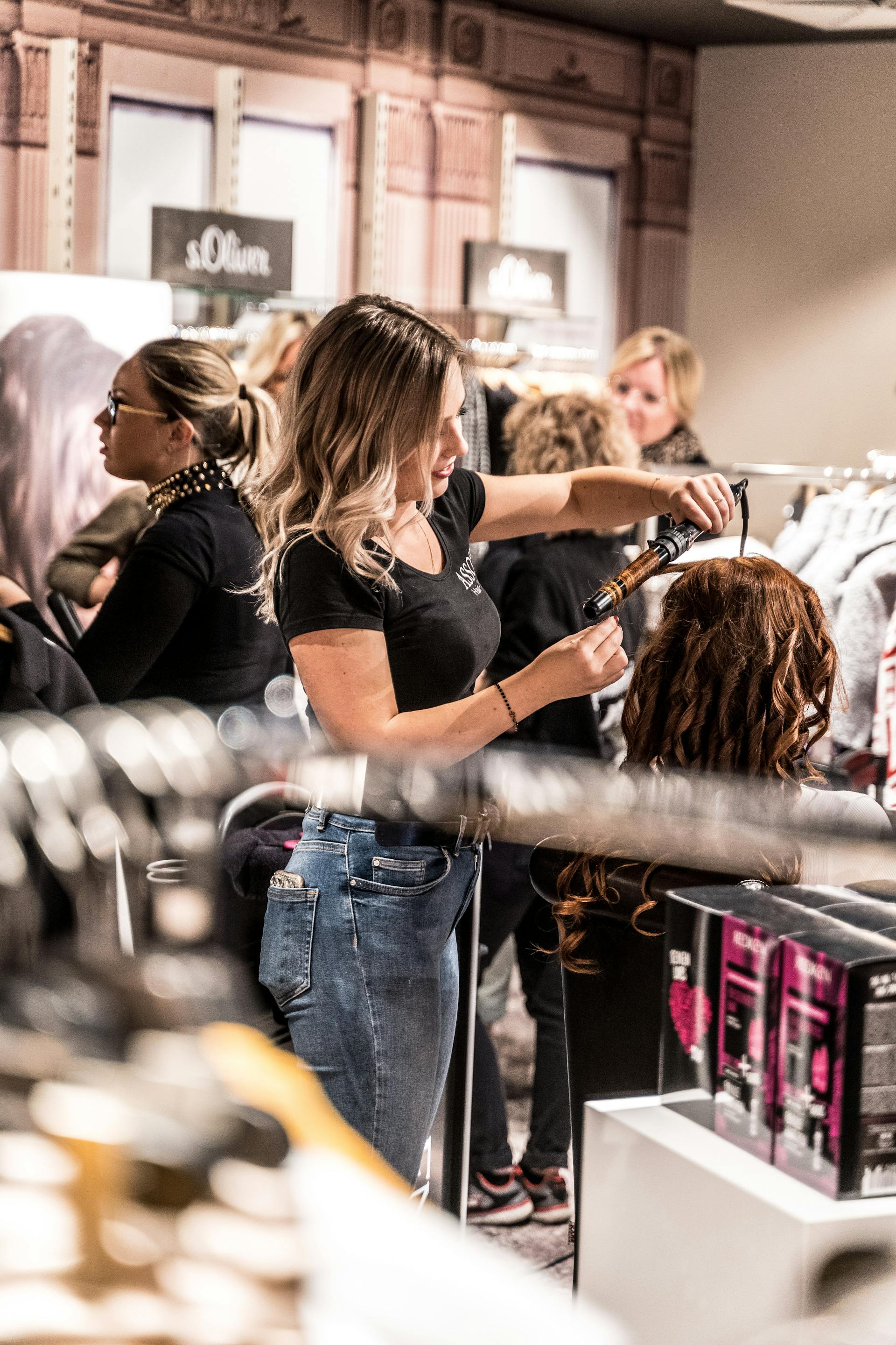 A busy hair salon | Source: Pexels