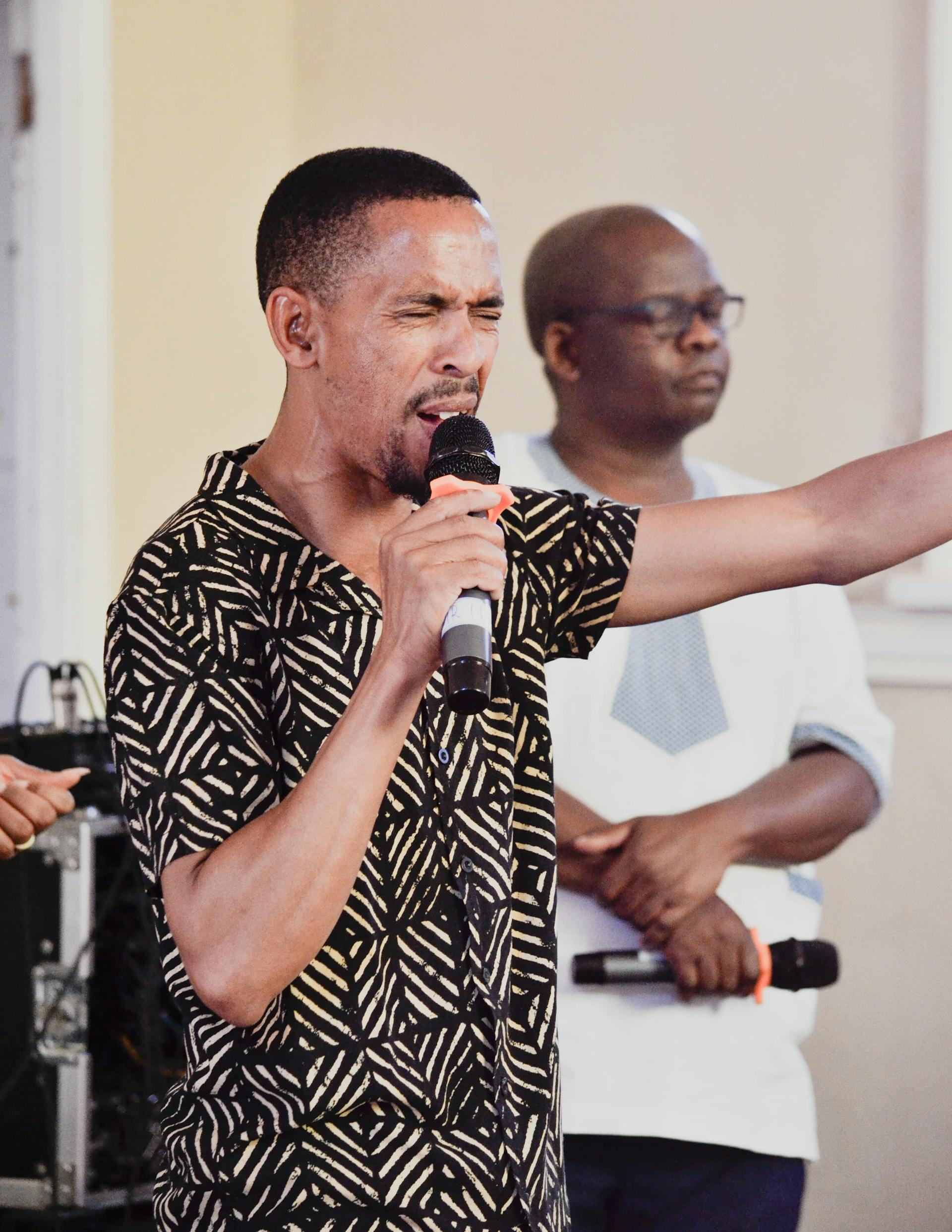 A singer performing | Source: Pexels