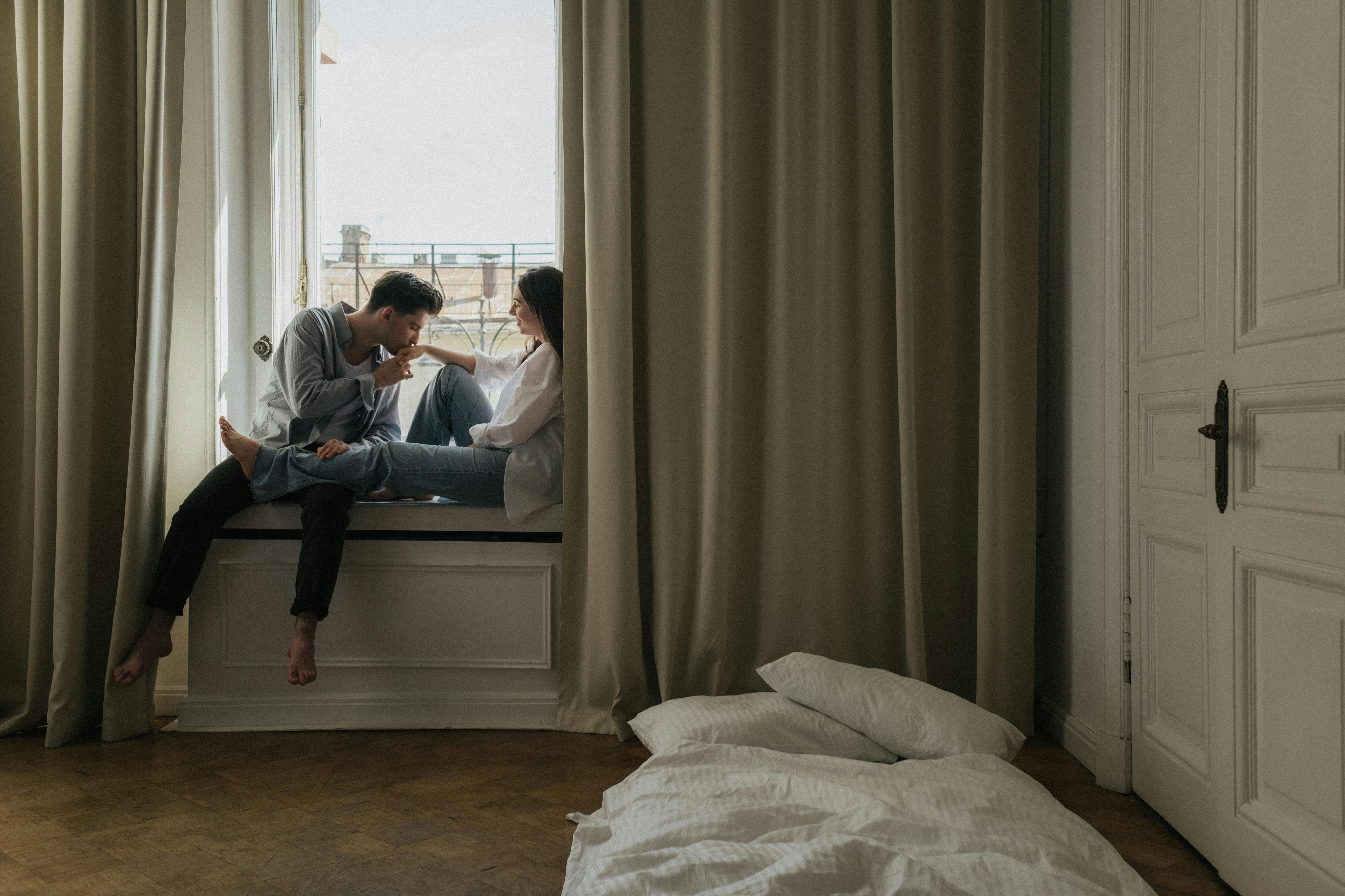 A man kissing the back of a woman's hand | Source: Pexels