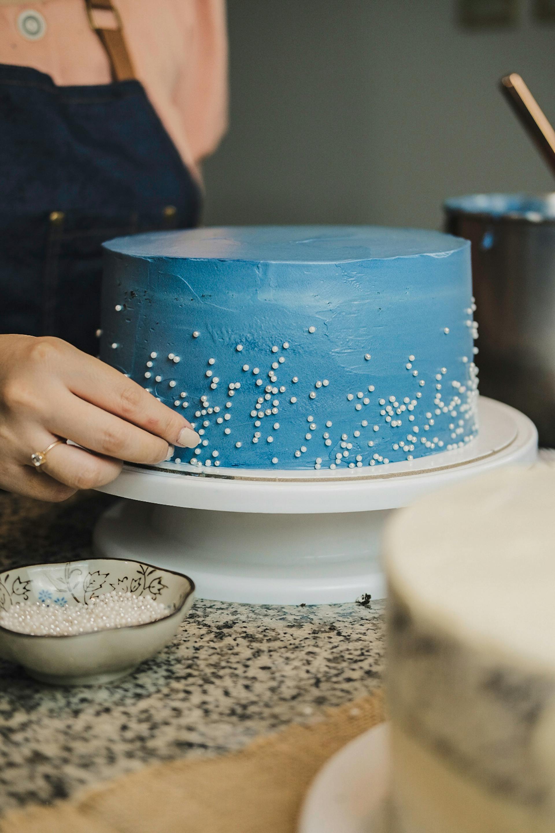 A woman decorating a cake | Source: Pexels