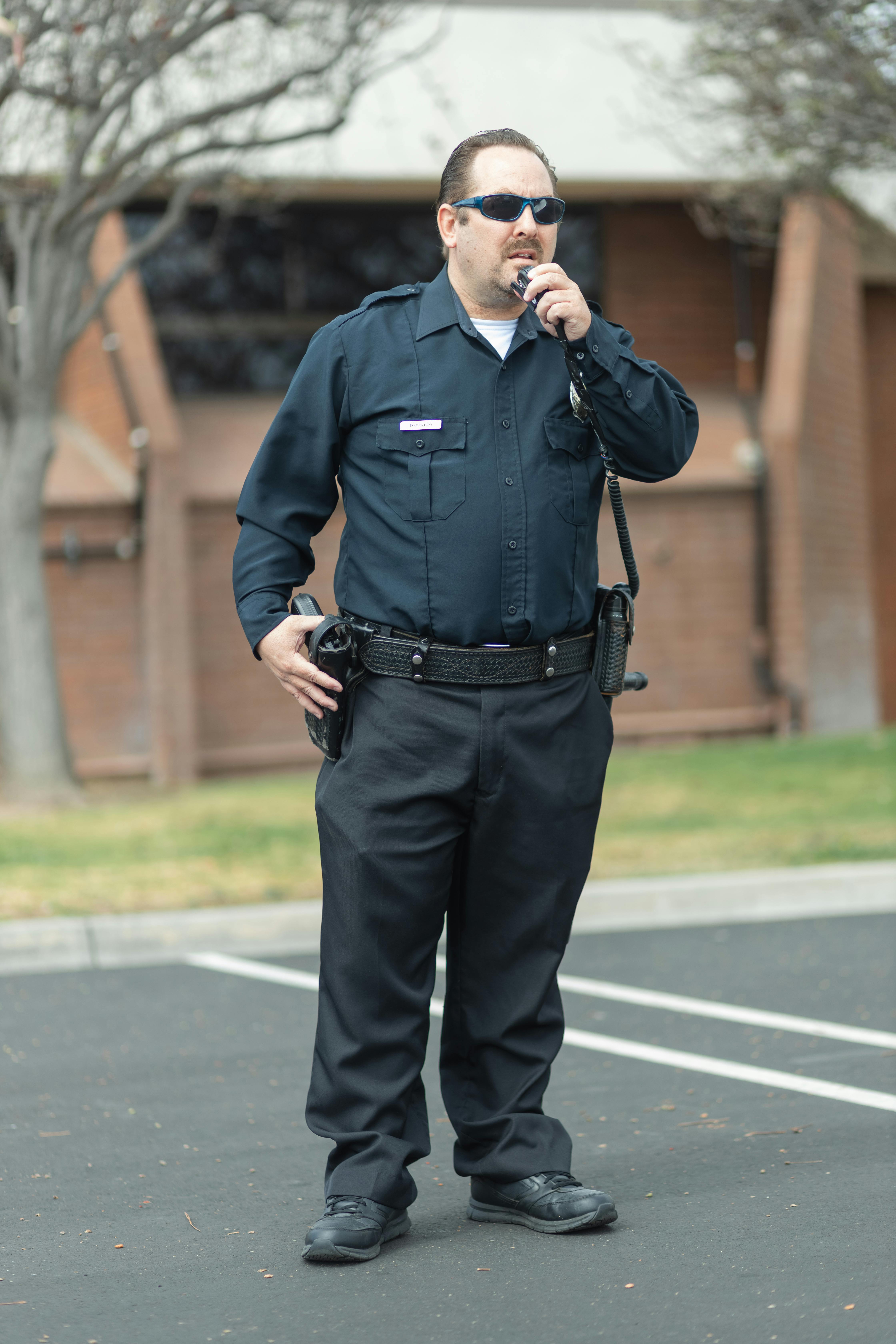 A police officer standing outside | Source: Pexels