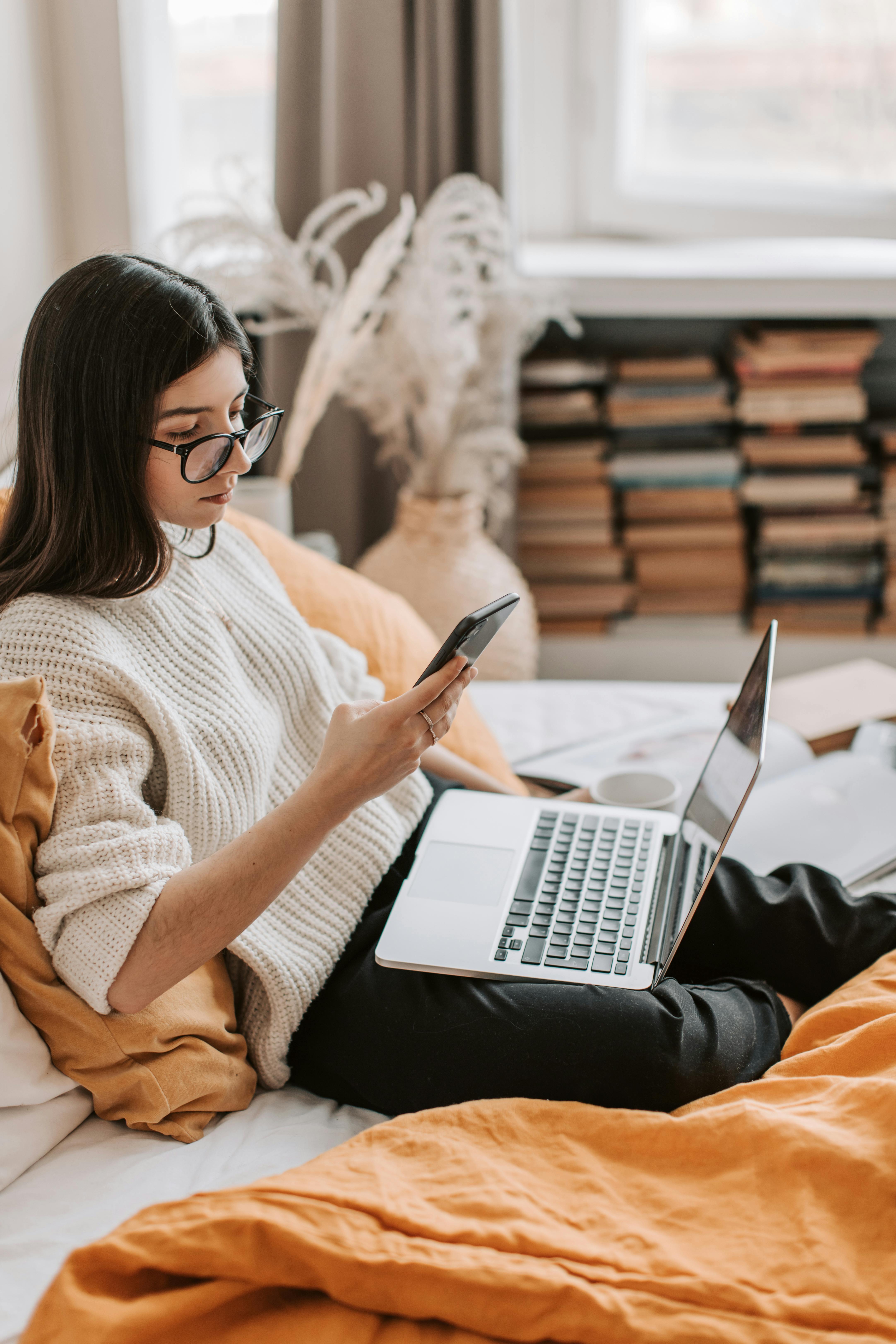A woman working on her laptop | Source: Pexels