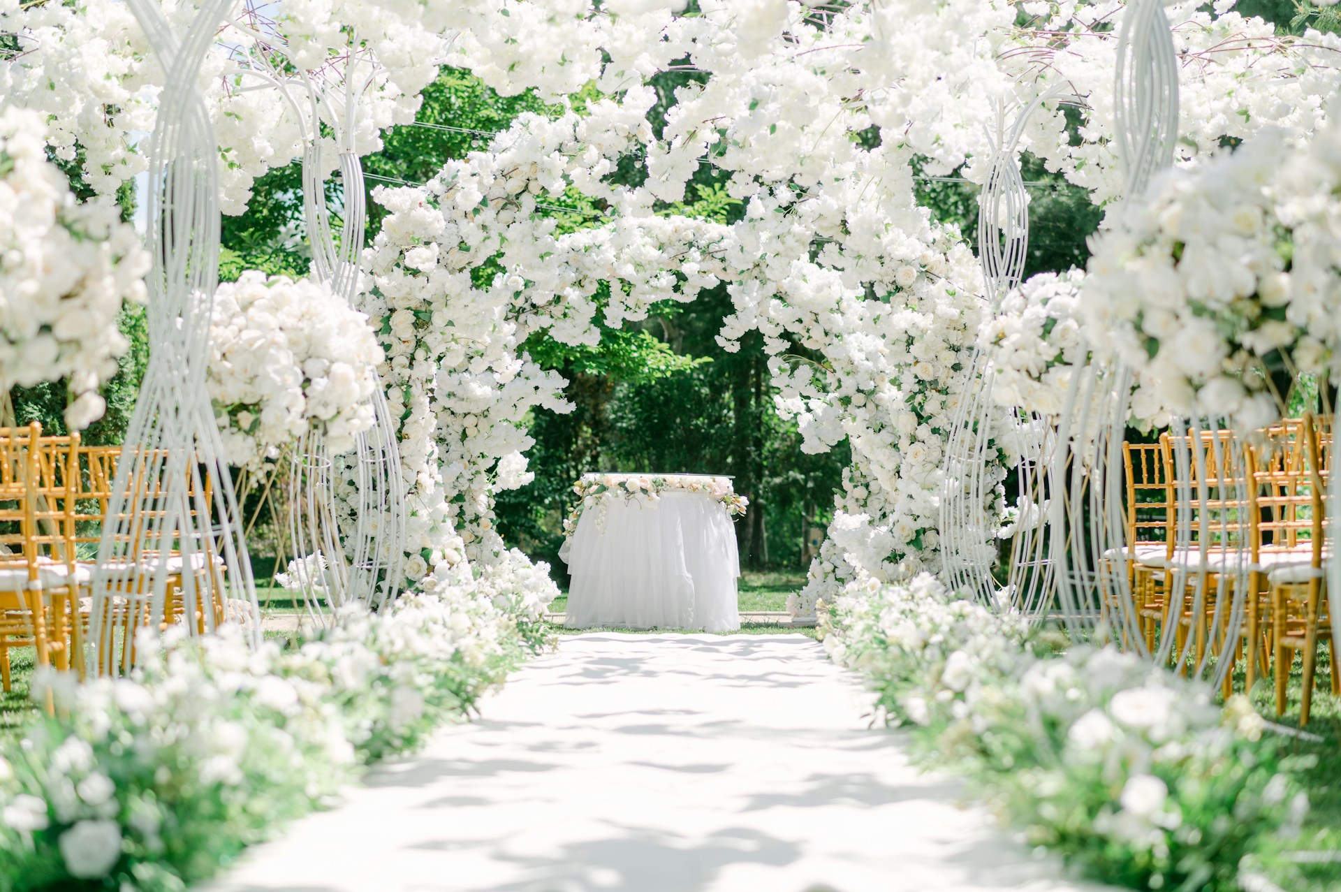 My Sister Made Me Eat in the Garage at Her Wedding Because 'There Wasn't Enough Space for Everyone Inside' 15 A wedding venue | Source: Unsplash
