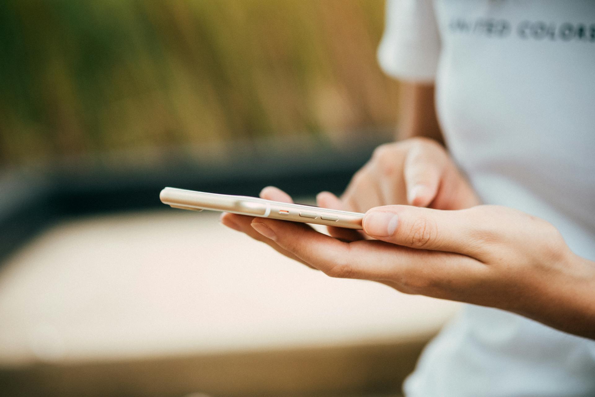 A woman scrolling on a cell phone | Source: Pexels