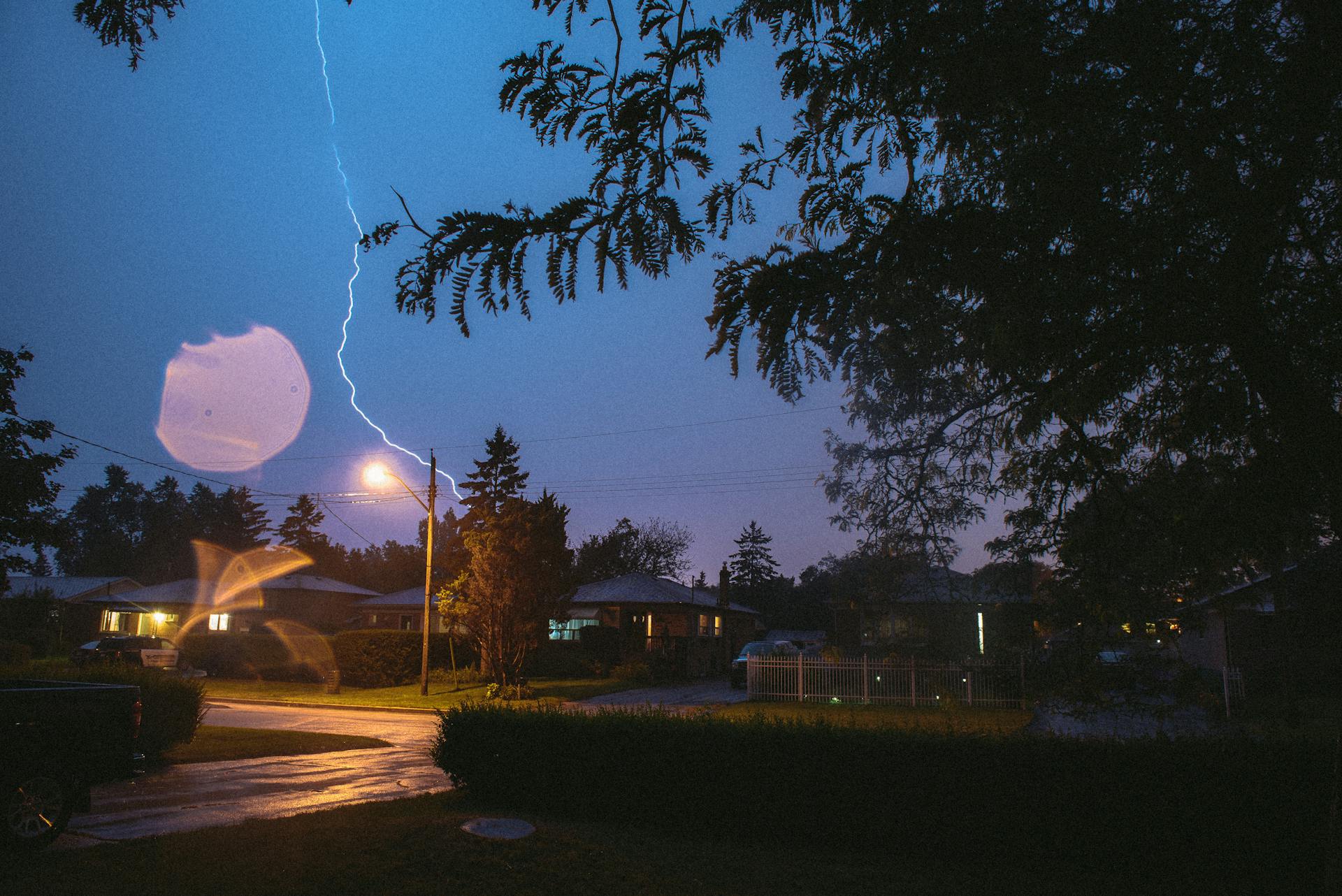 Evening in a suburban neighborhood | Source: Pexels