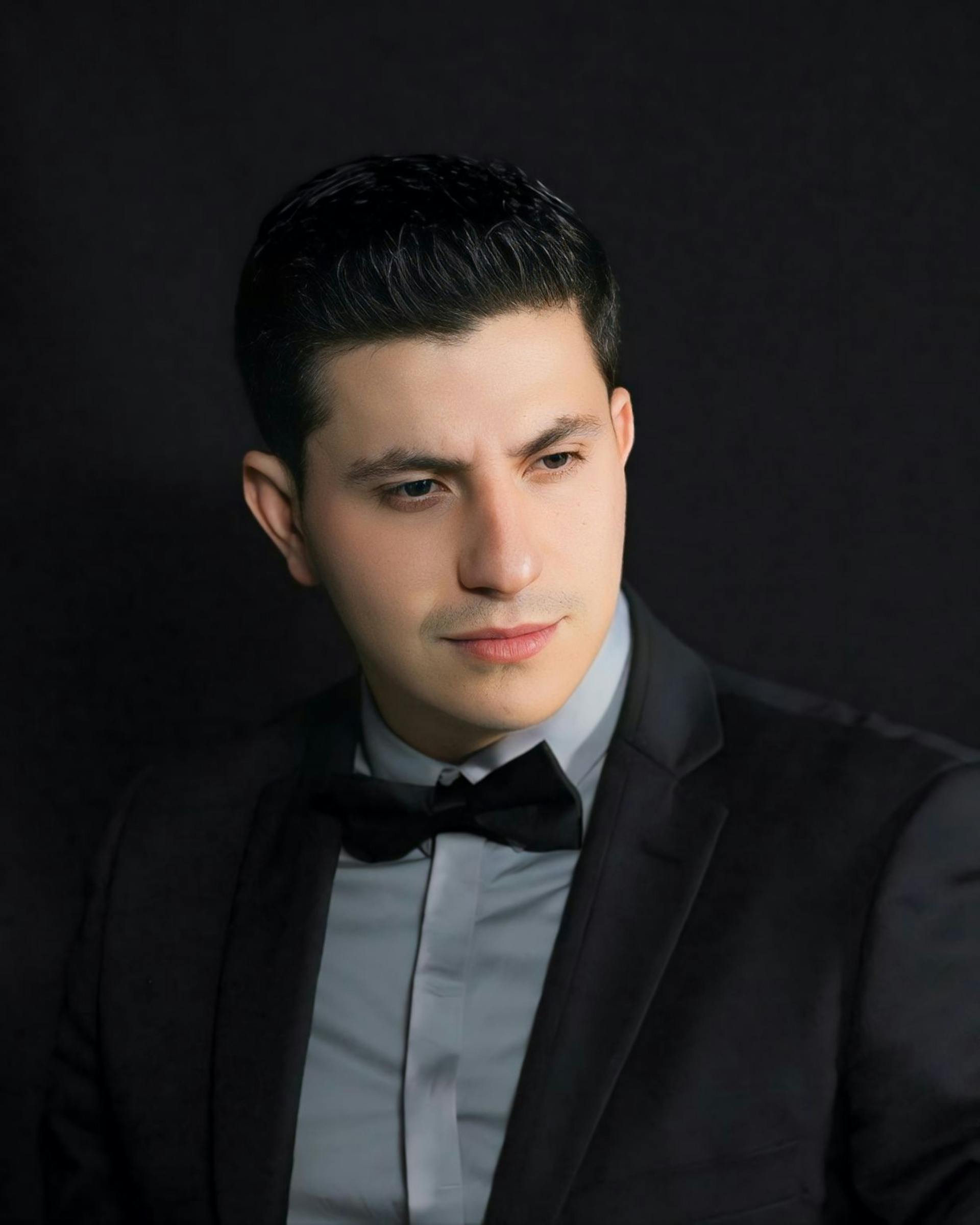 A man in a suit averting his gaze | Source: Pexels