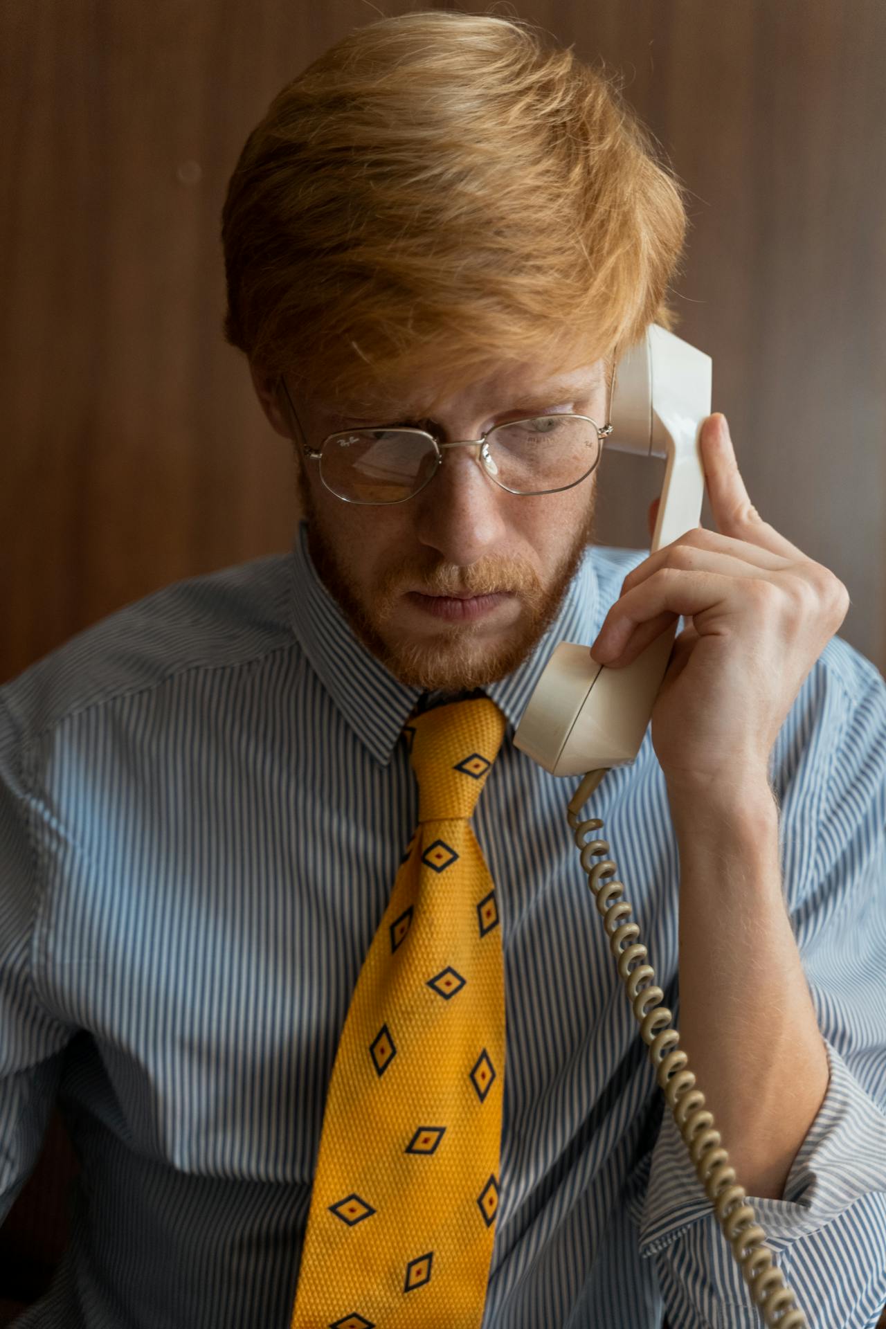An annoyed man talking on the phone | Source: Pexels
